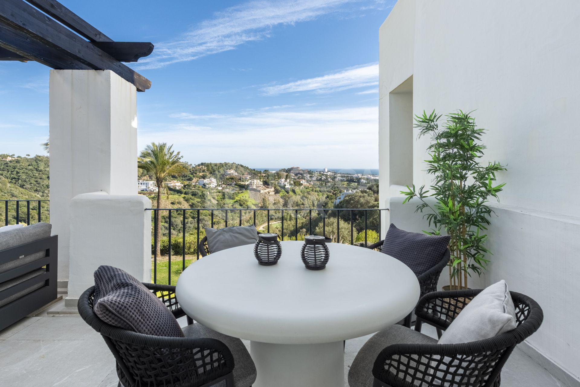 Duplex Penthouse in Altos De La Quinta