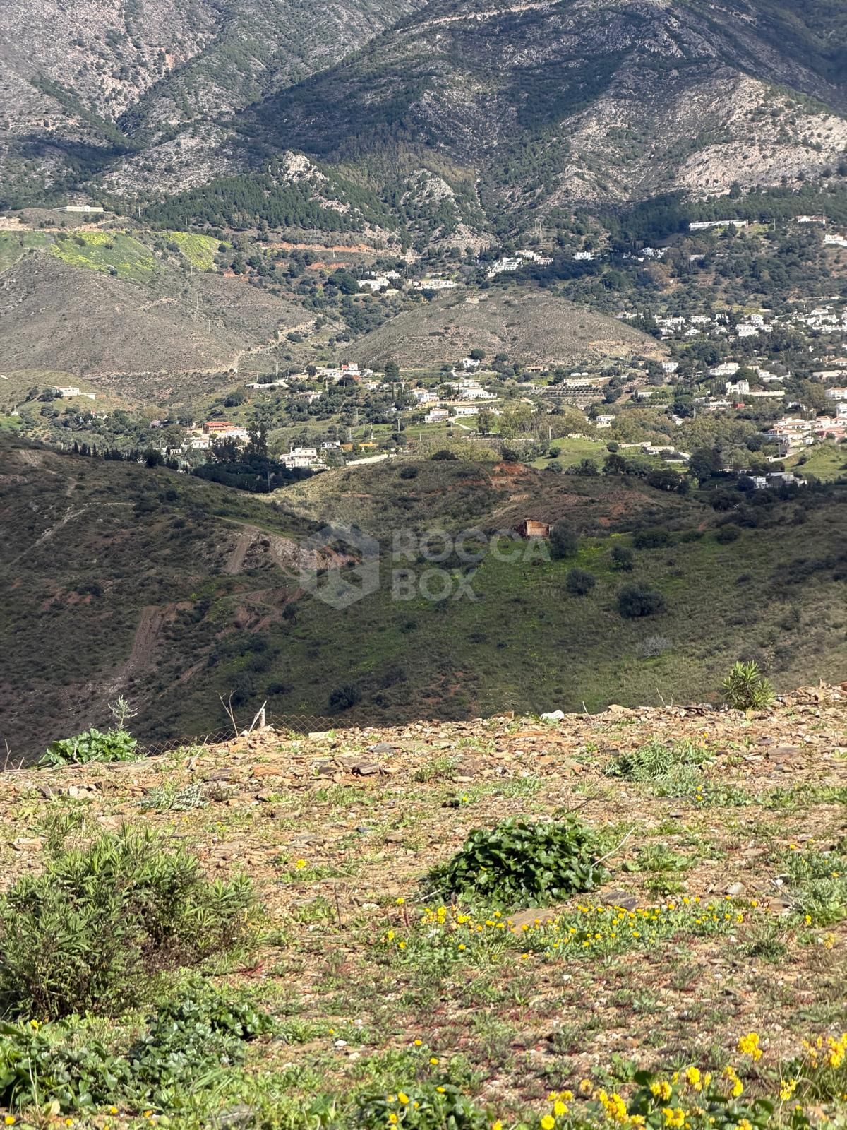 Flat plot with beautiful views in Lomas del Flamenco, close to Mijas Golf!