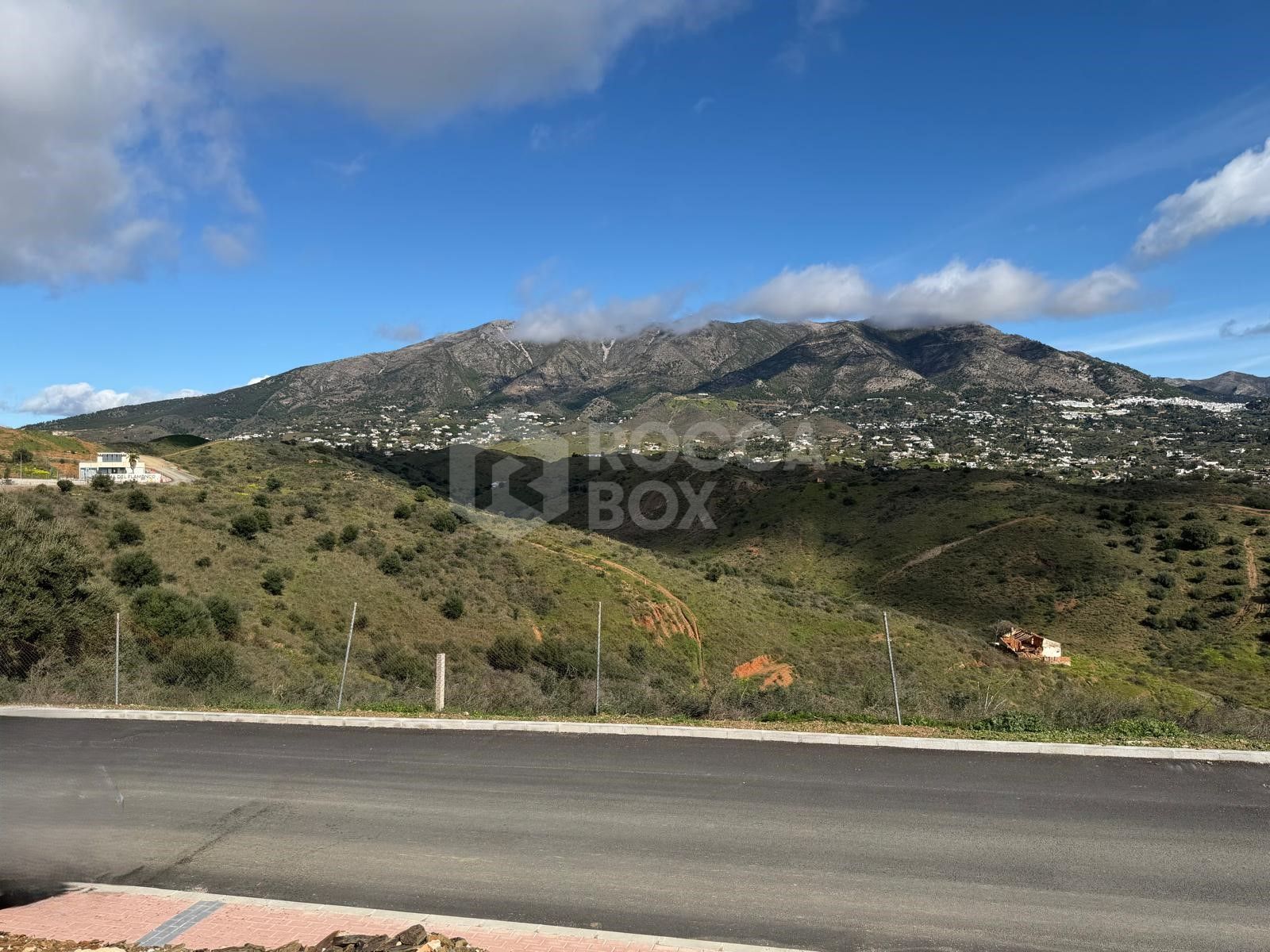 Flat plot with beautiful views in Lomas del Flamenco, close to Mijas Golf!