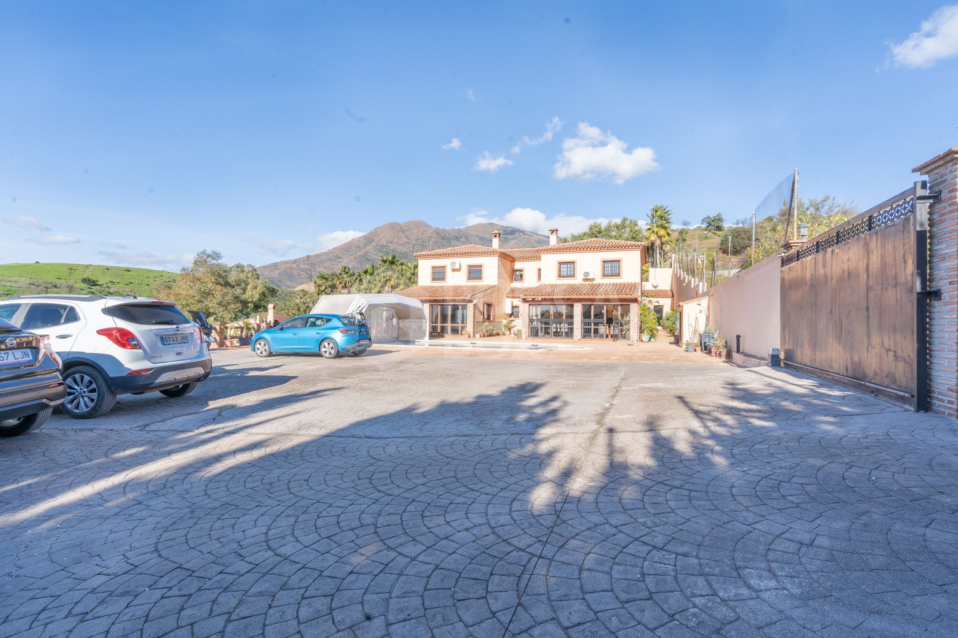 Sea-View Villa with Large Plots & Endless Potential – La Pantoja, Estepona Hills