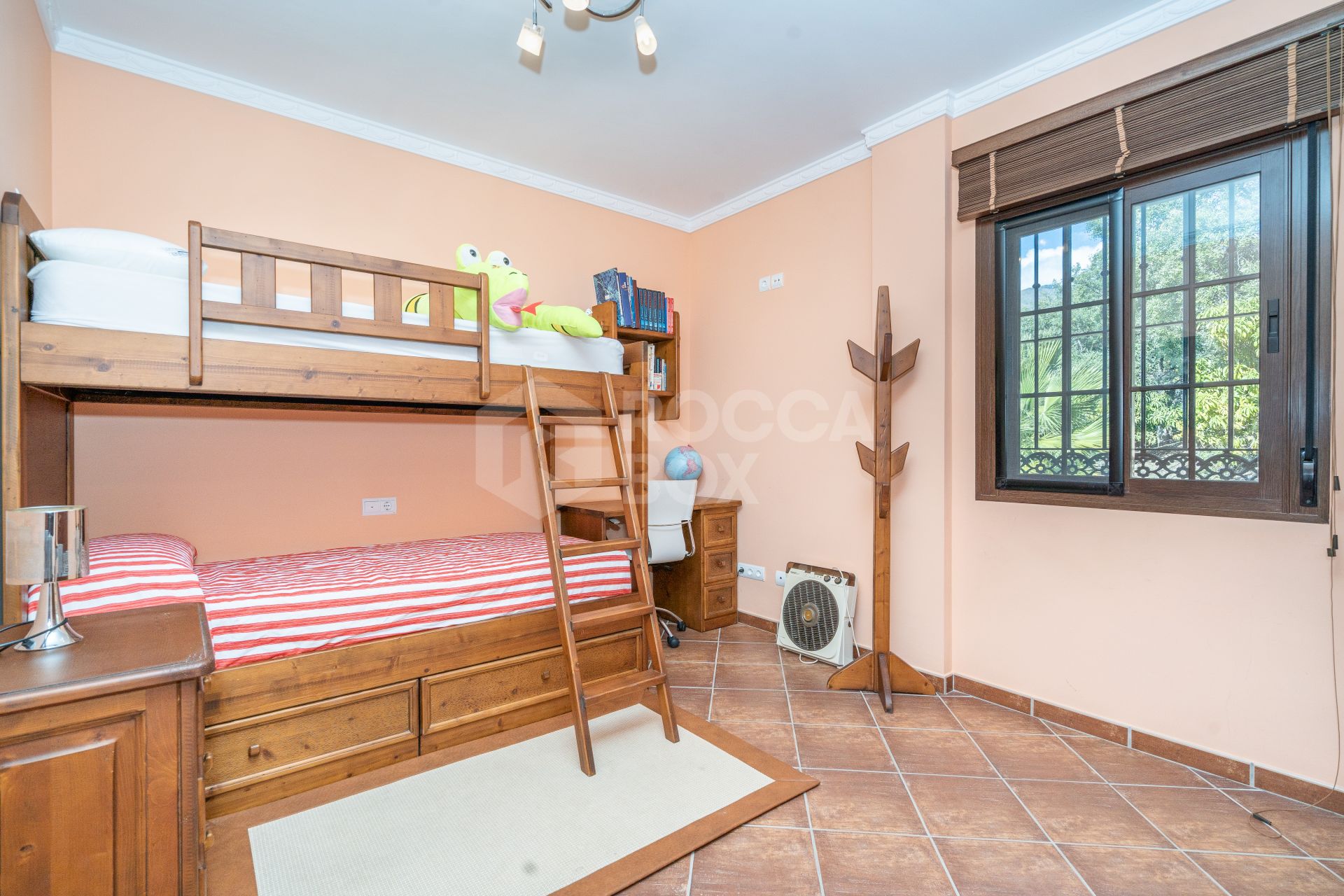 Sea-View Villa with Large Plots & Endless Potential – La Pantoja, Estepona Hills