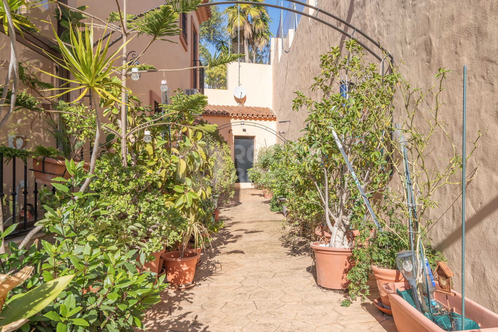 Sea-View Villa with Large Plots & Endless Potential – La Pantoja, Estepona Hills