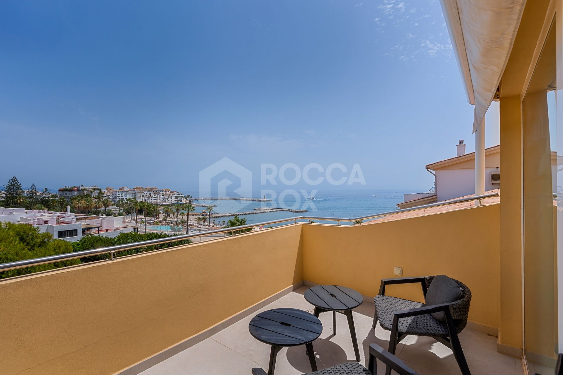 Duplex penthouse in a prime location in Puerto Banus