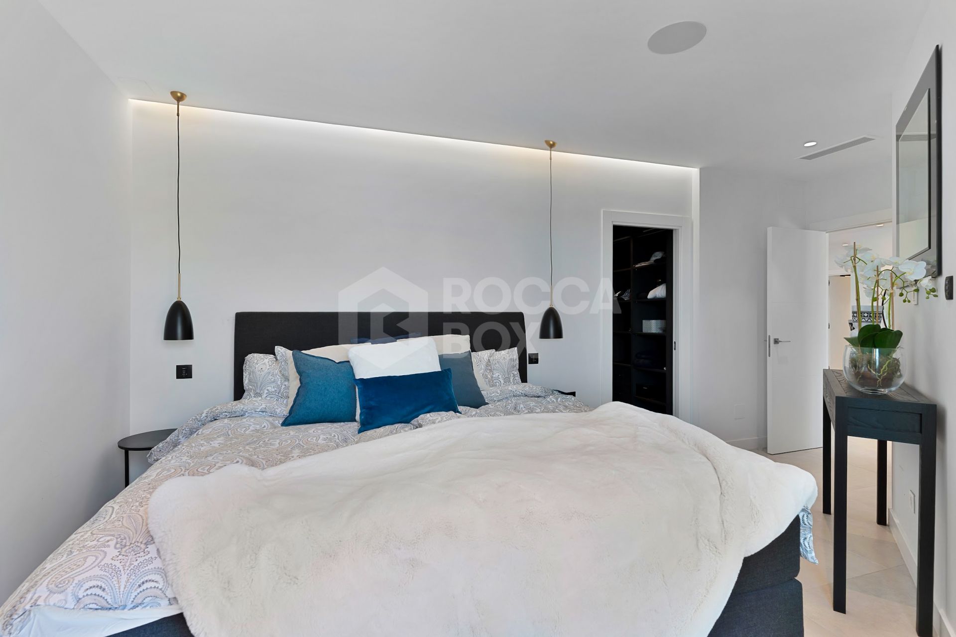 Duplex penthouse in a prime location in Puerto Banus