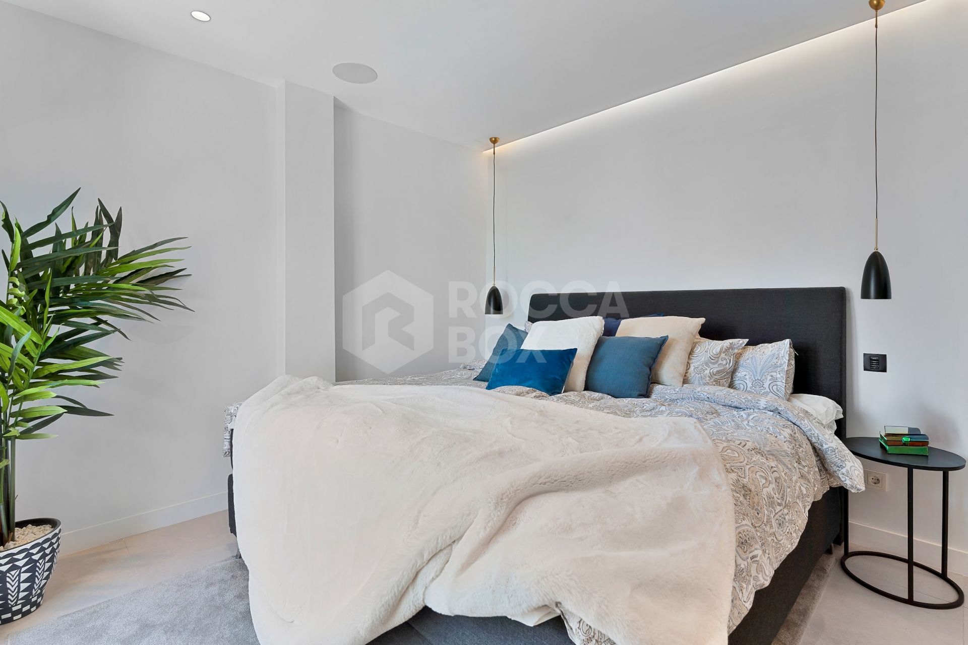 Duplex penthouse in a prime location in Puerto Banus