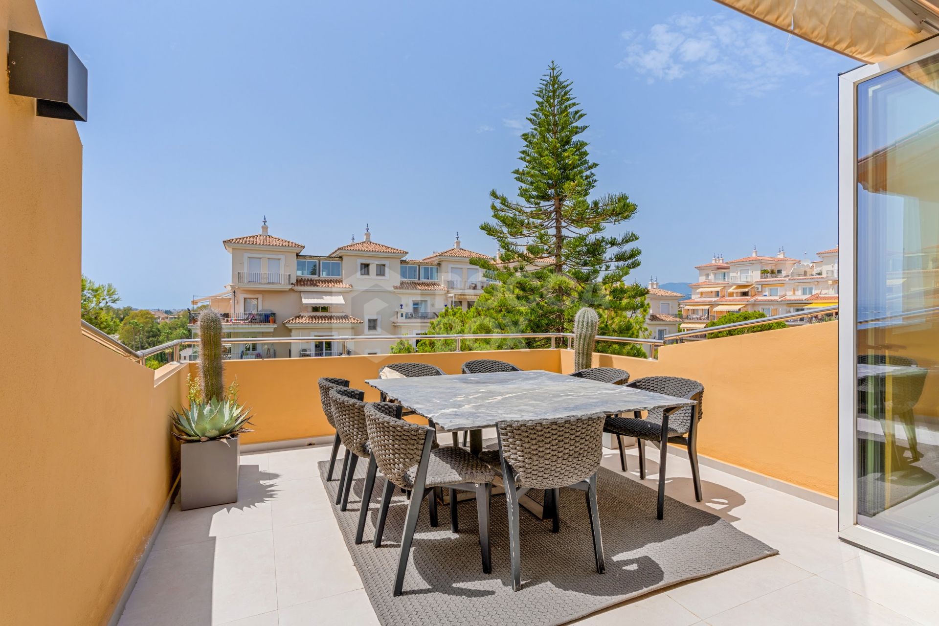 Duplex penthouse in a prime location in Puerto Banus