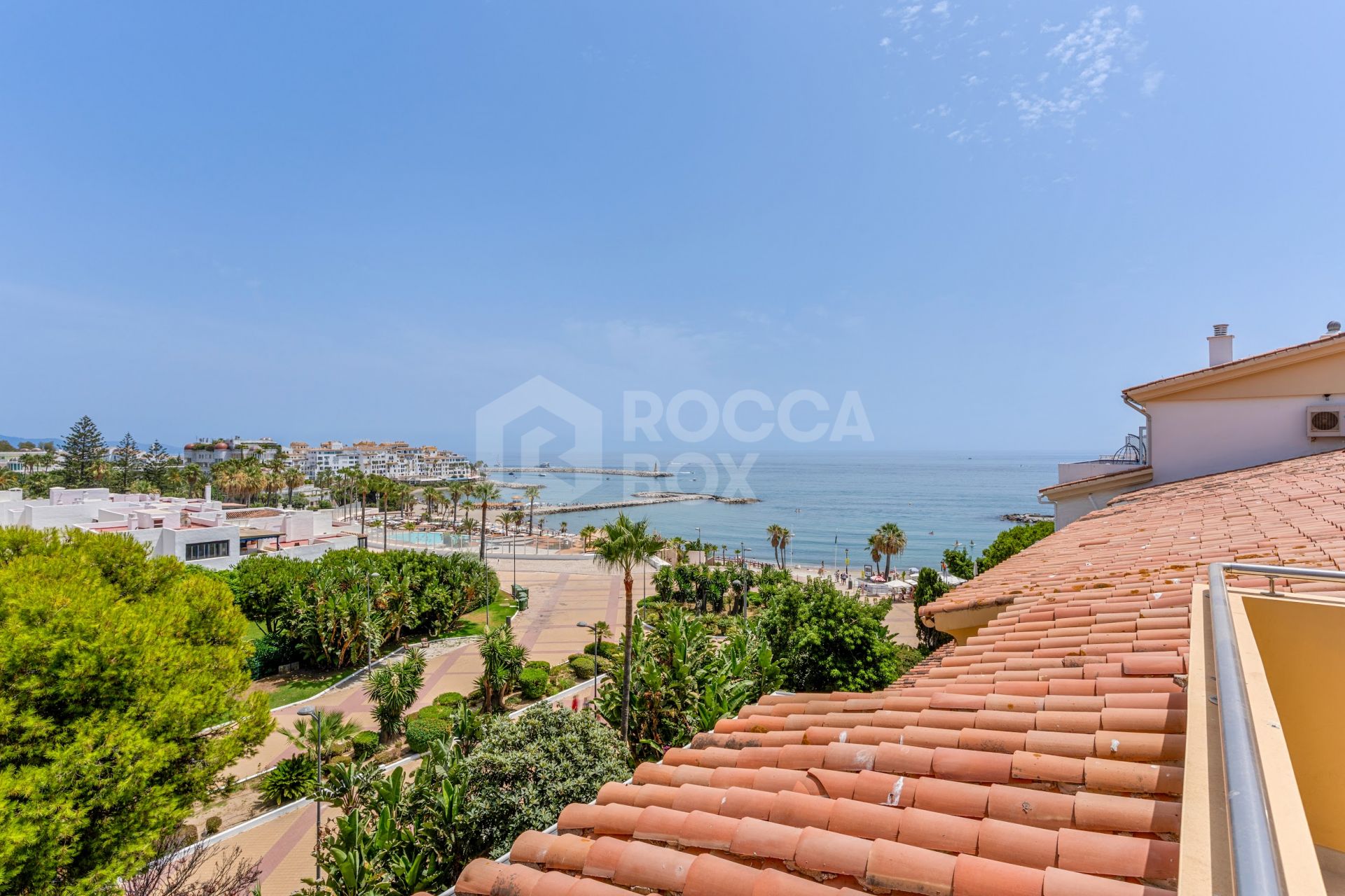 Duplex penthouse in a prime location in Puerto Banus