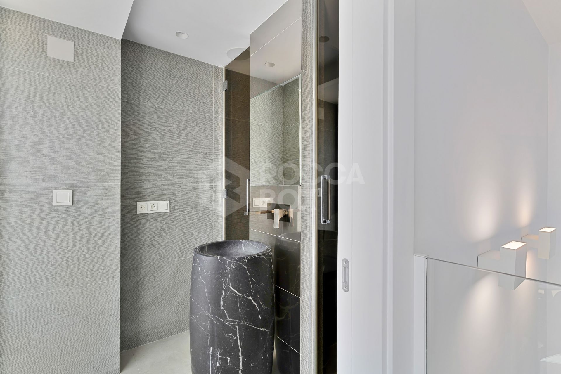 Duplex penthouse in a prime location in Puerto Banus