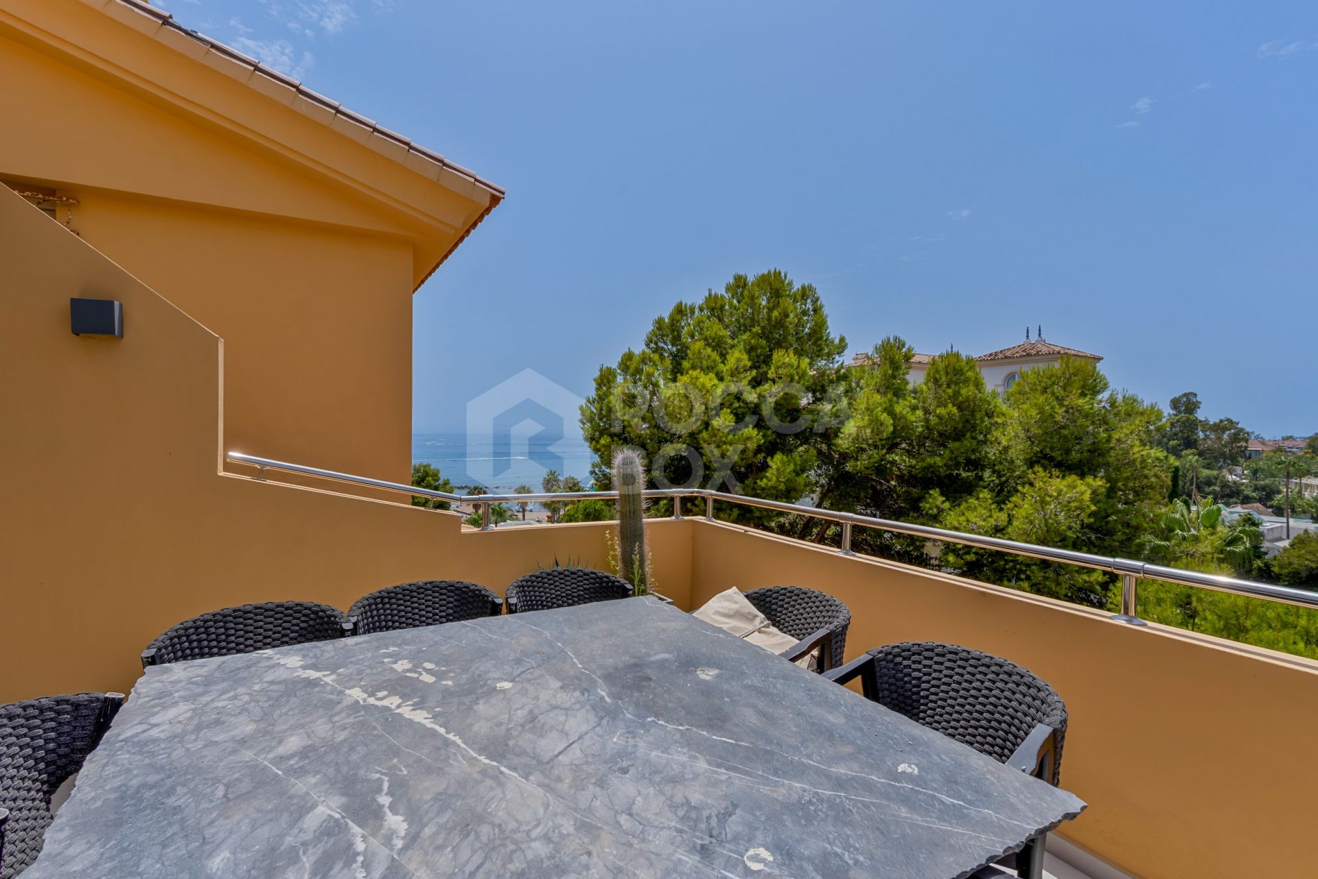 Duplex penthouse in a prime location in Puerto Banus