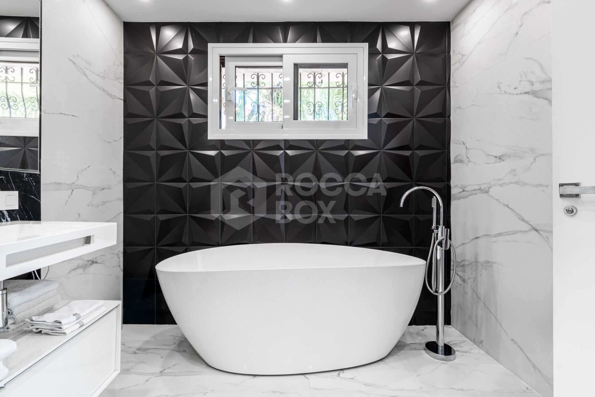 Completely Reconstructed Sea-View Villa with Tourist License – Marbella East