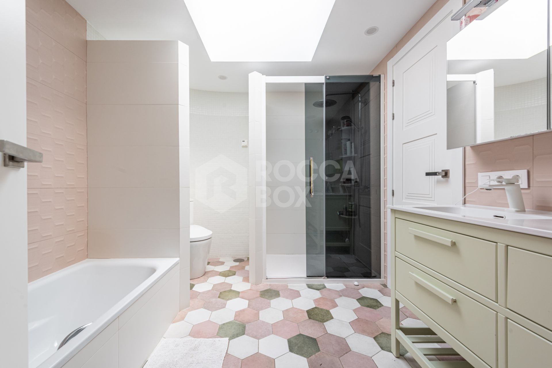 Completely Reconstructed Sea-View Villa with Tourist License – Marbella East