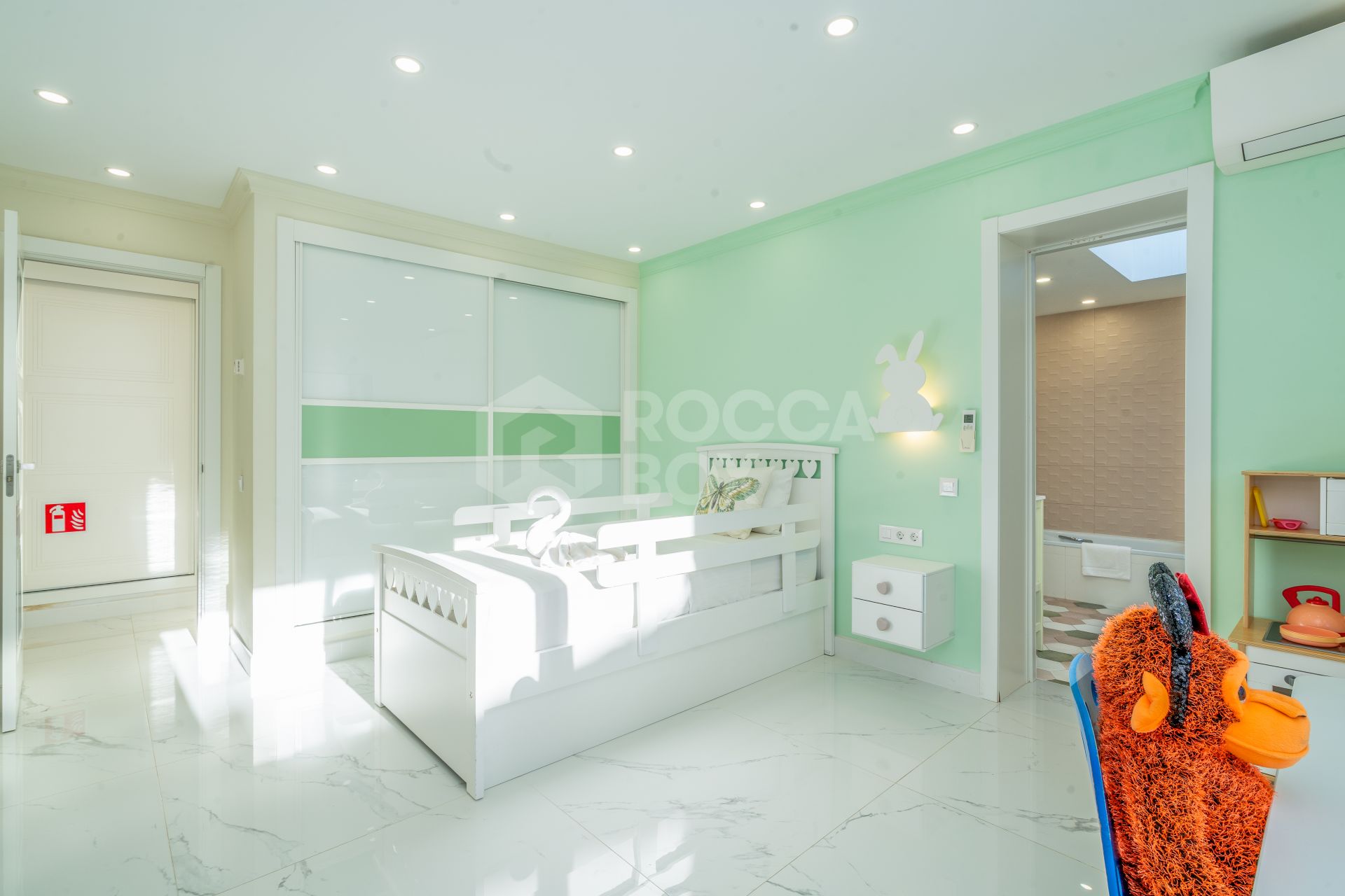 Completely Reconstructed Sea-View Villa with Tourist License – Marbella East