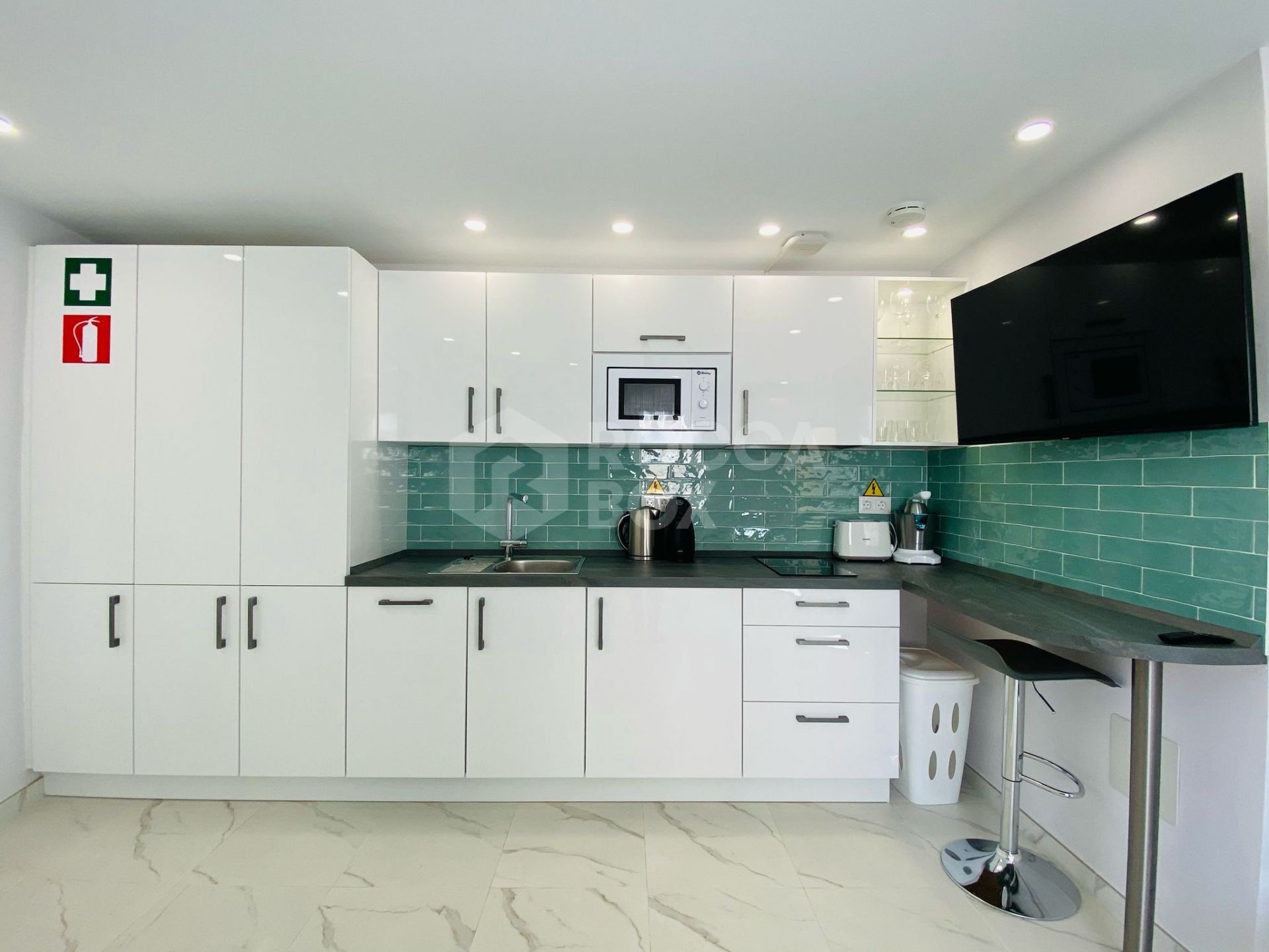 Completely Reconstructed Sea-View Villa with Tourist License – Marbella East