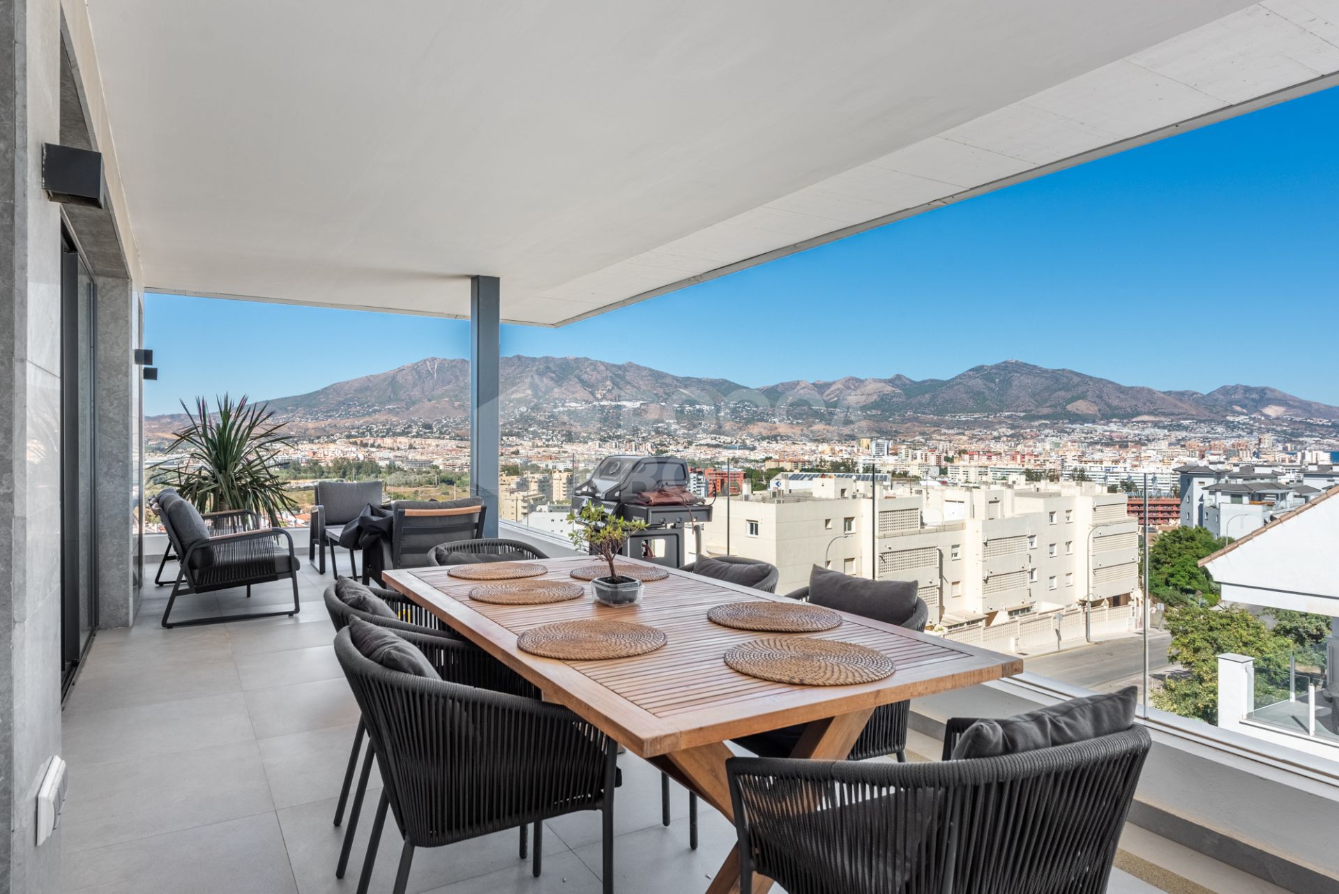 Modern Elegance with Sea and urban views over Fuengirola with turist license