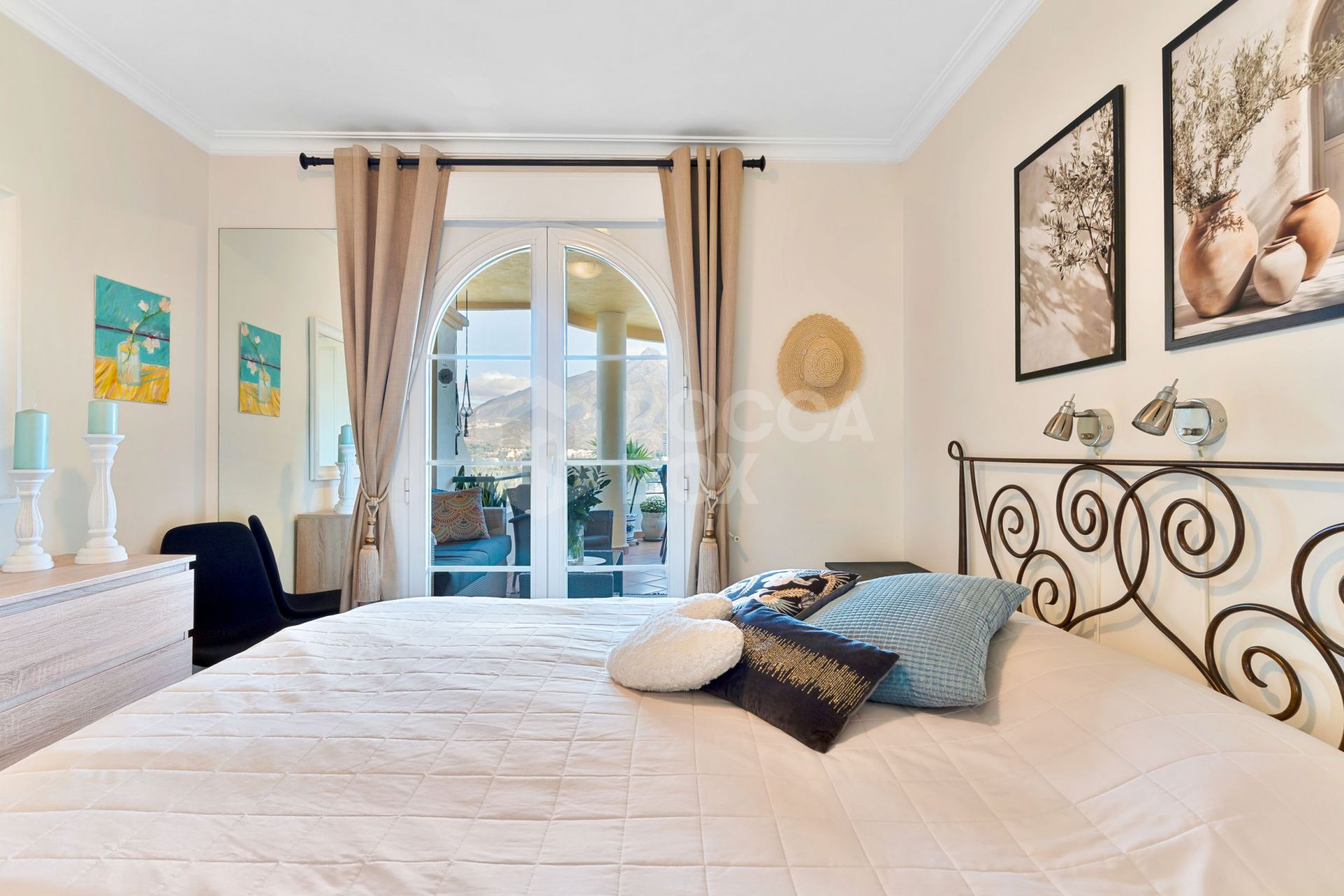 Modern 2-Bedroom Apartment with Panoramic Views in Señorio de Aloha, Nueva Andalucia