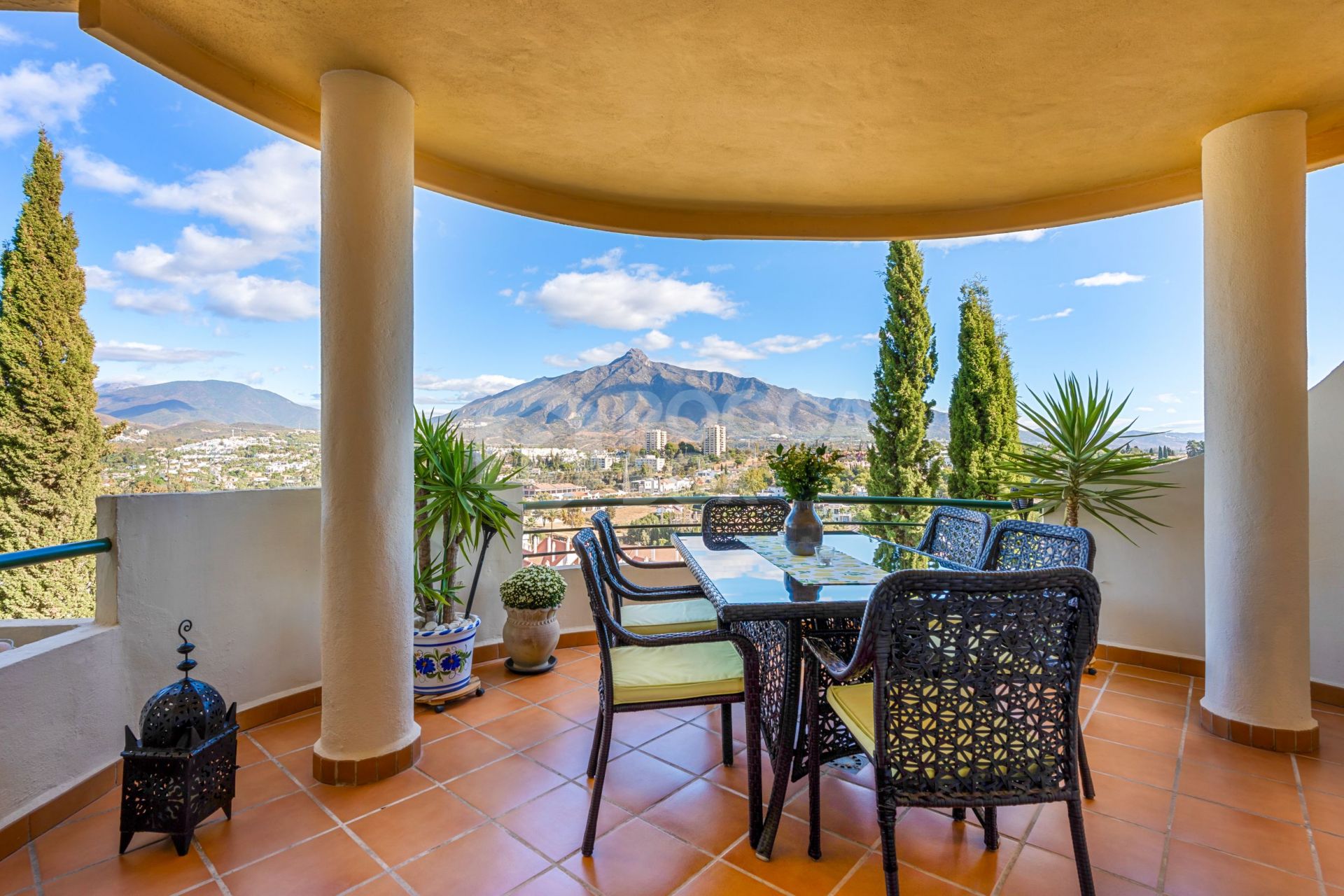 Modern 2-Bedroom Apartment with Panoramic Views in Señorio de Aloha, Nueva Andalucia