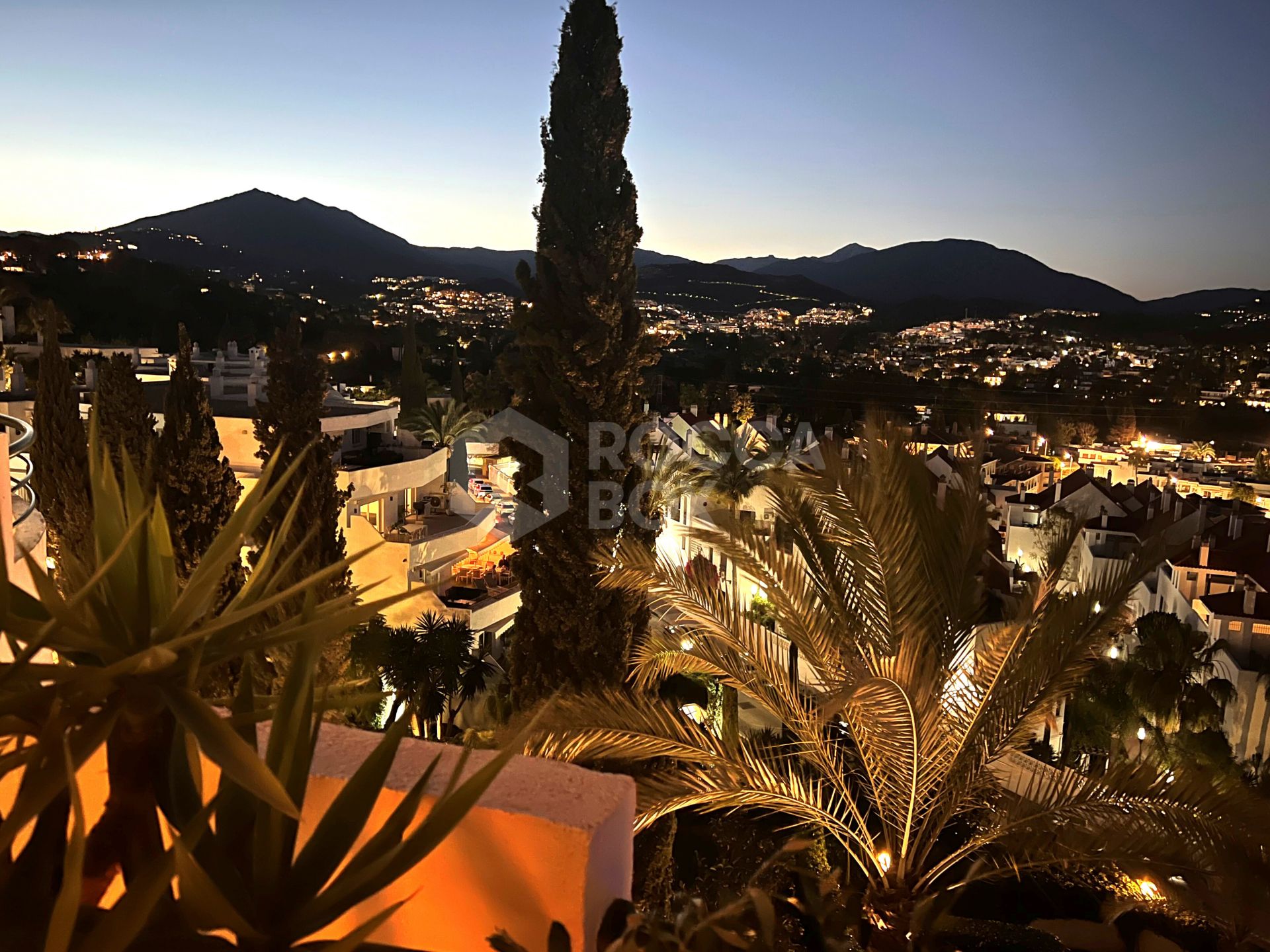 Modern 2-Bedroom Apartment with Panoramic Views in Señorio de Aloha, Nueva Andalucia