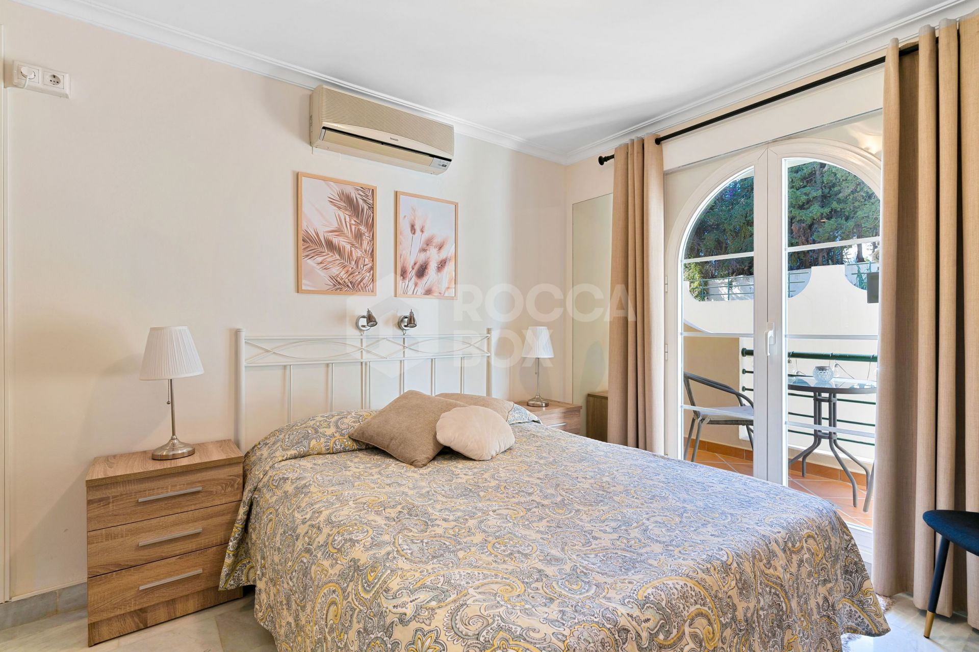 Modern 2-Bedroom Apartment with Panoramic Views in Señorio de Aloha, Nueva Andalucia