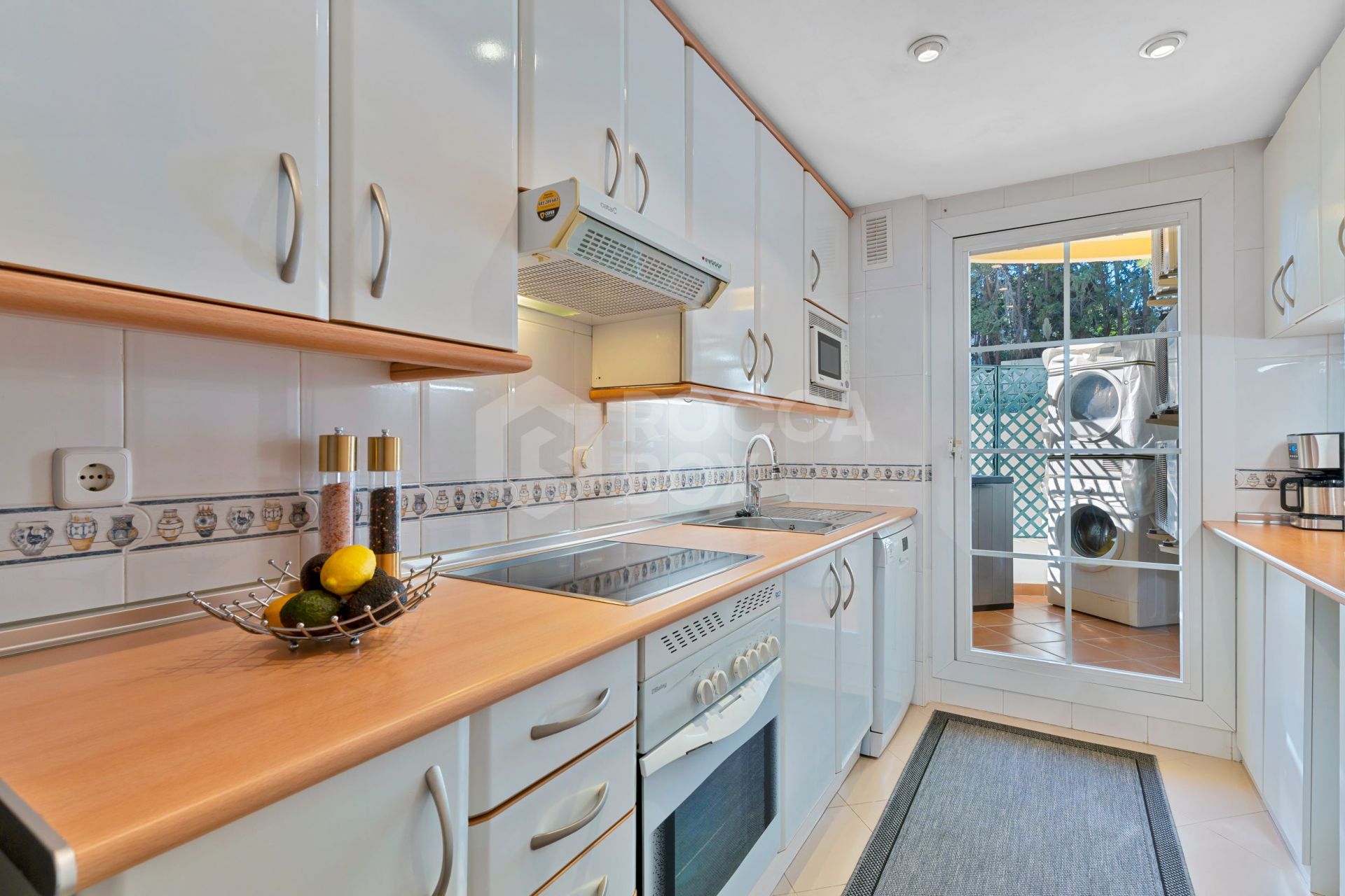 Modern 2-Bedroom Apartment with Panoramic Views in Señorio de Aloha, Nueva Andalucia