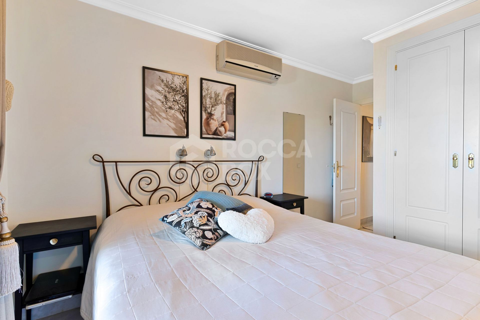 Modern 2-Bedroom Apartment with Panoramic Views in Señorio de Aloha, Nueva Andalucia