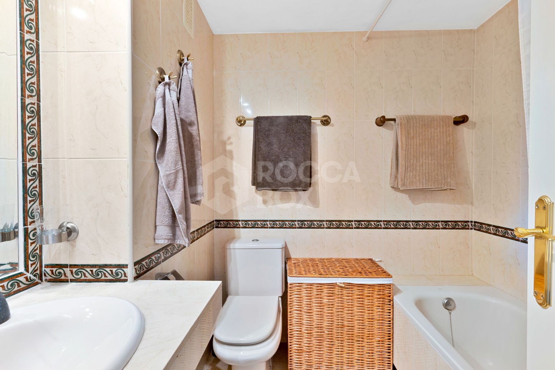 Modern 2-Bedroom Apartment with Panoramic Views in Señorio de Aloha, Nueva Andalucia