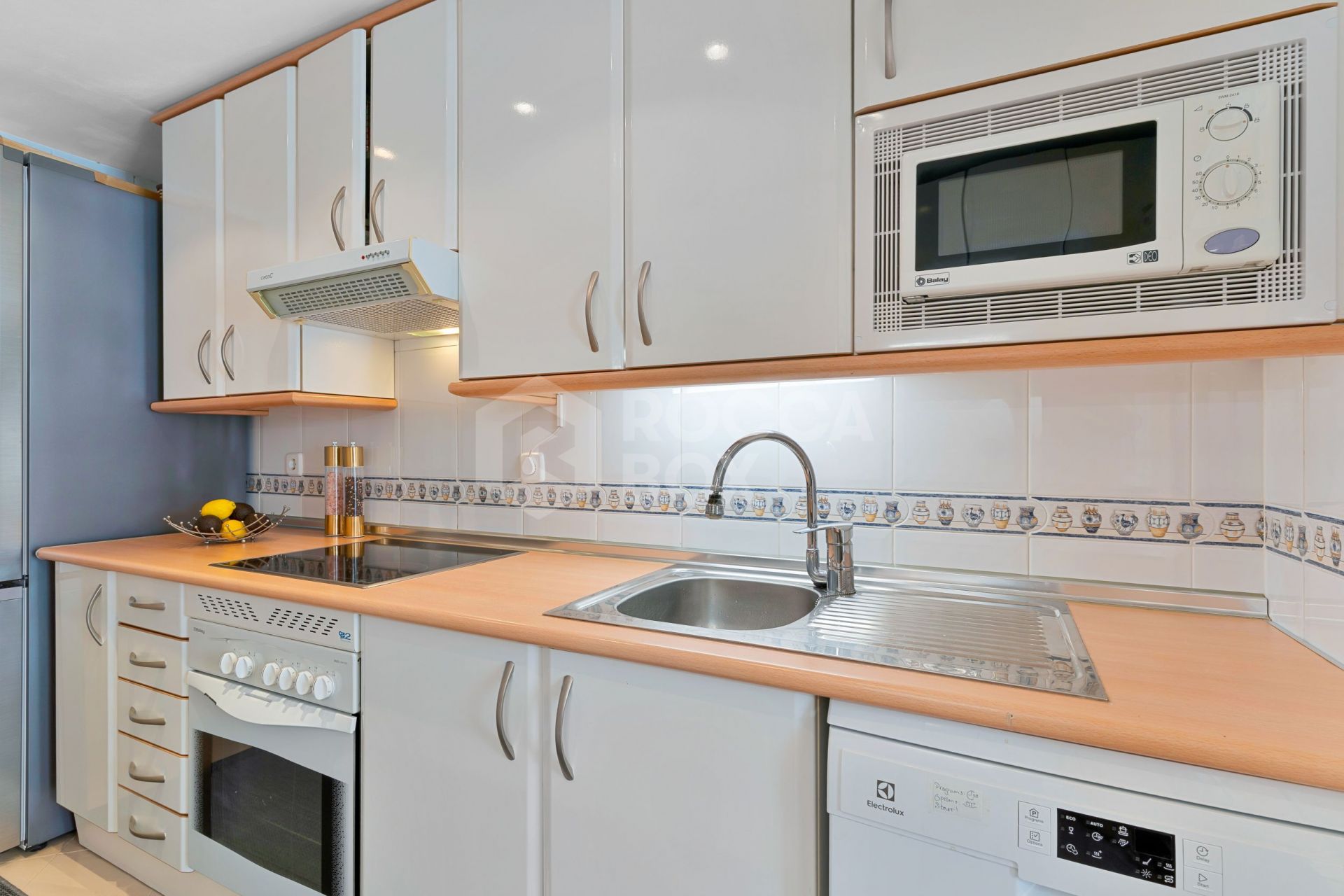 Modern 2-Bedroom Apartment with Panoramic Views in Señorio de Aloha, Nueva Andalucia