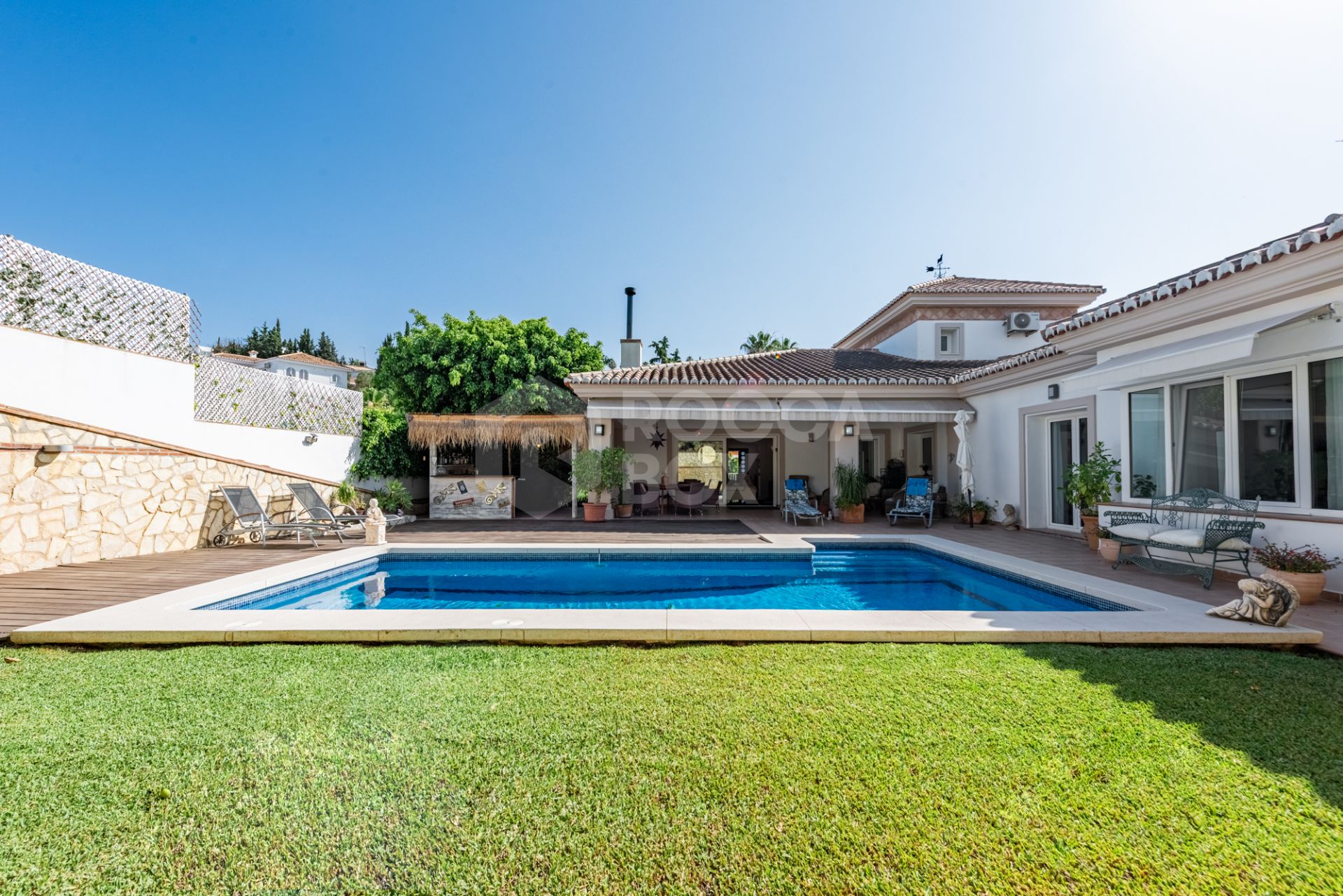 Elegant 6-Bedroom Villa in Sierrezuela – A Turnkey Family Retreat with Style and Substance