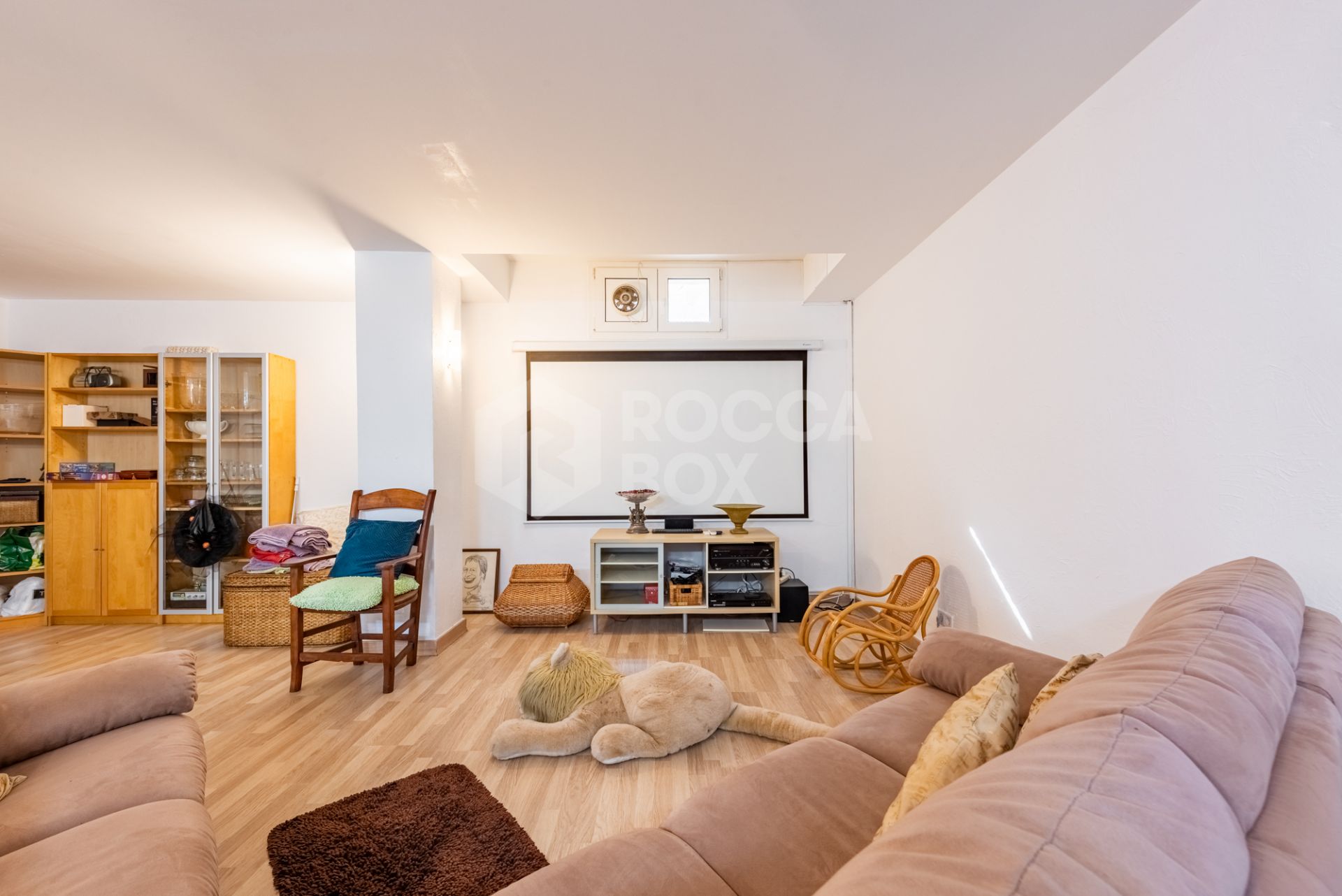 Elegant 6-Bedroom Villa in Sierrezuela – A Turnkey Family Retreat with Style and Substance