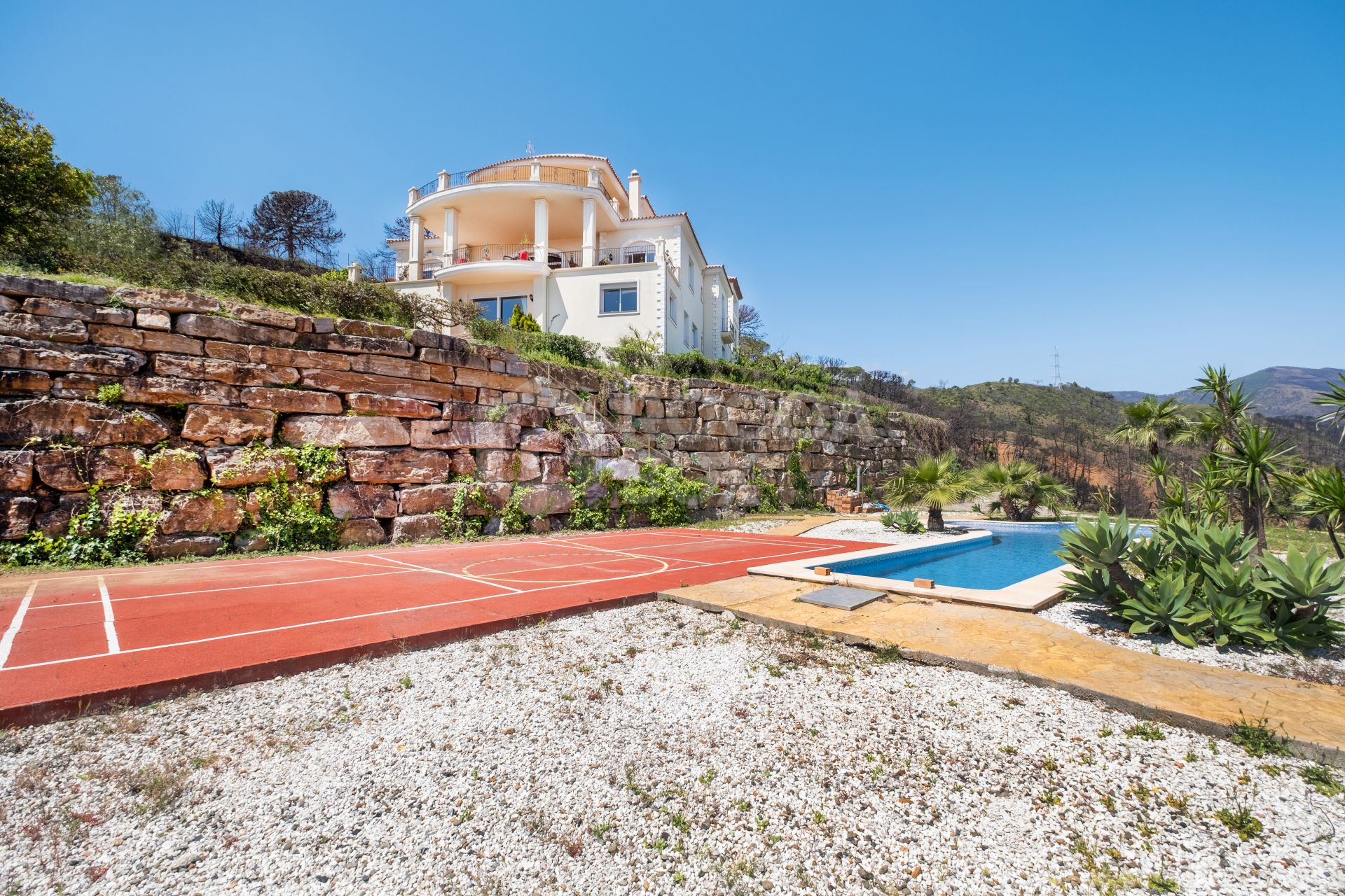 Fantastic villa set on a 60.000m2 plot in Estepona with mountain and sea views