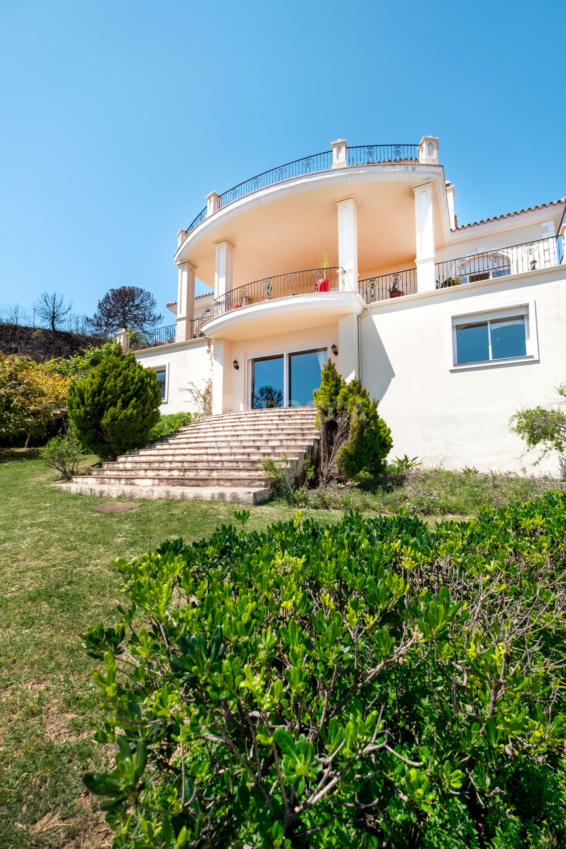 Fantastic villa set on a 60.000m2 plot in Estepona with mountain and sea views