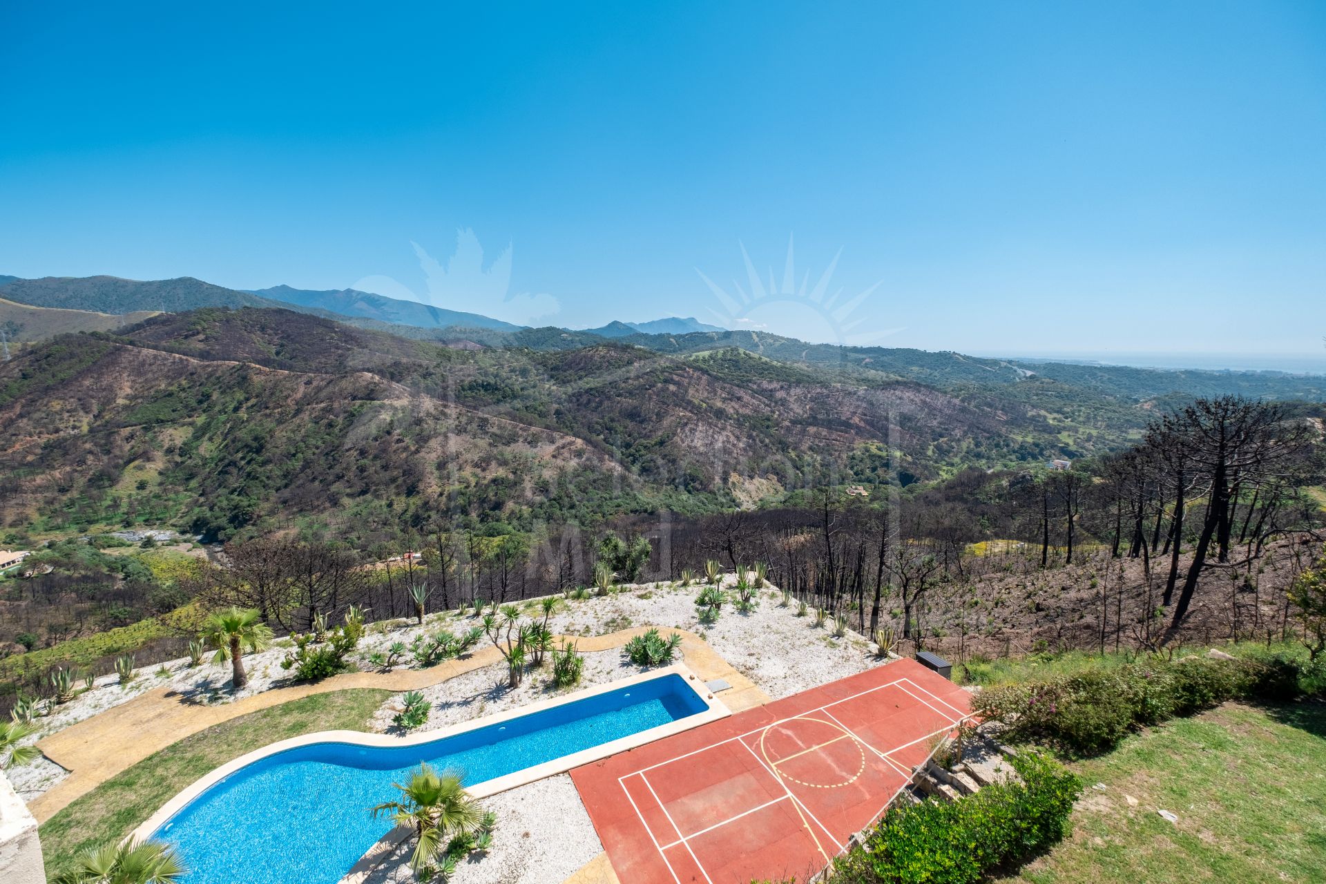 Fantástica villa en una parcela de 60.000m2 en Estepona con vistas a la montaña y el mar