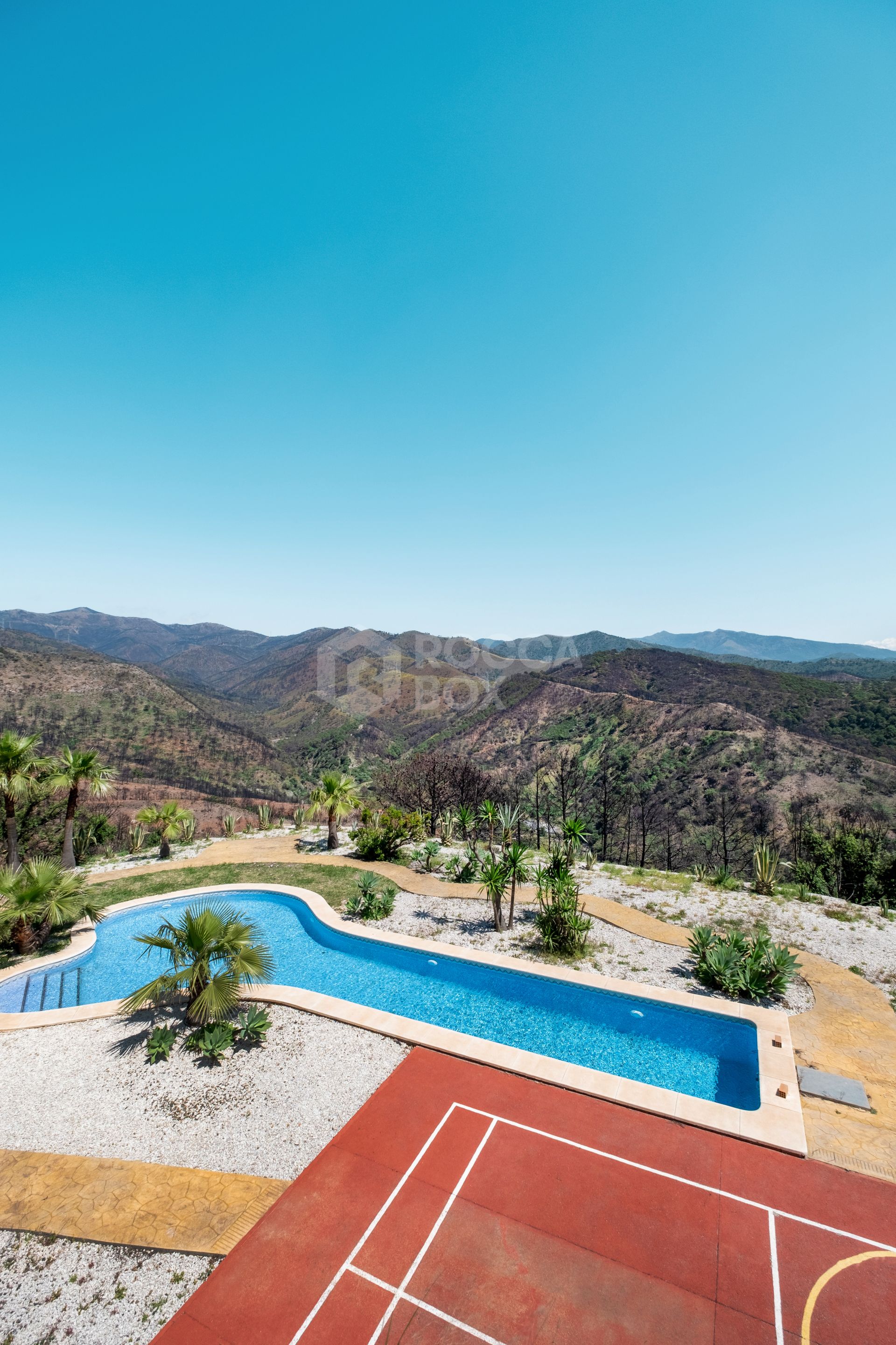 Fantastic villa set on a 60.000m2 plot in Estepona with mountain and sea views