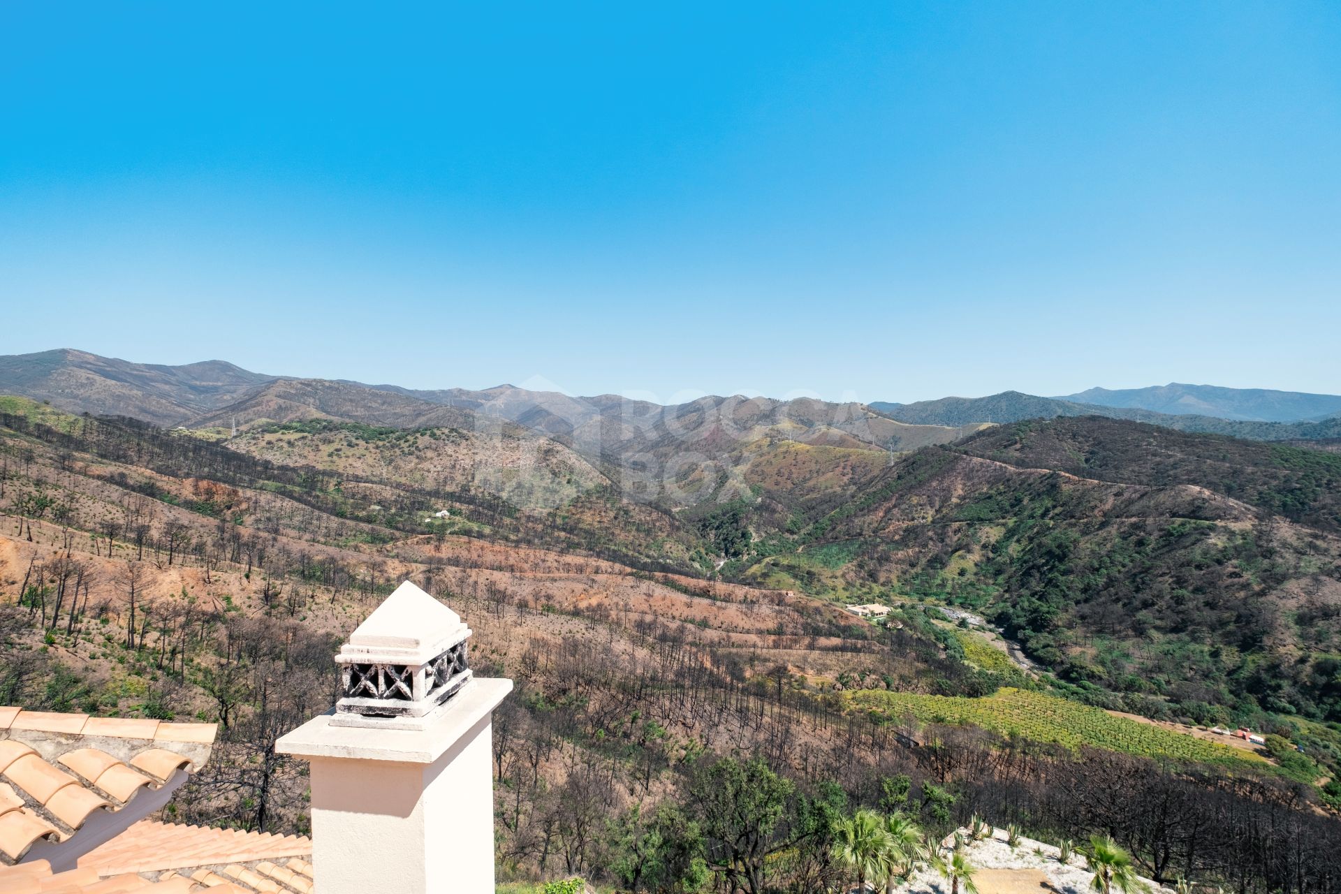 Fantastic villa set on a 60.000m2 plot in Estepona with mountain and sea views