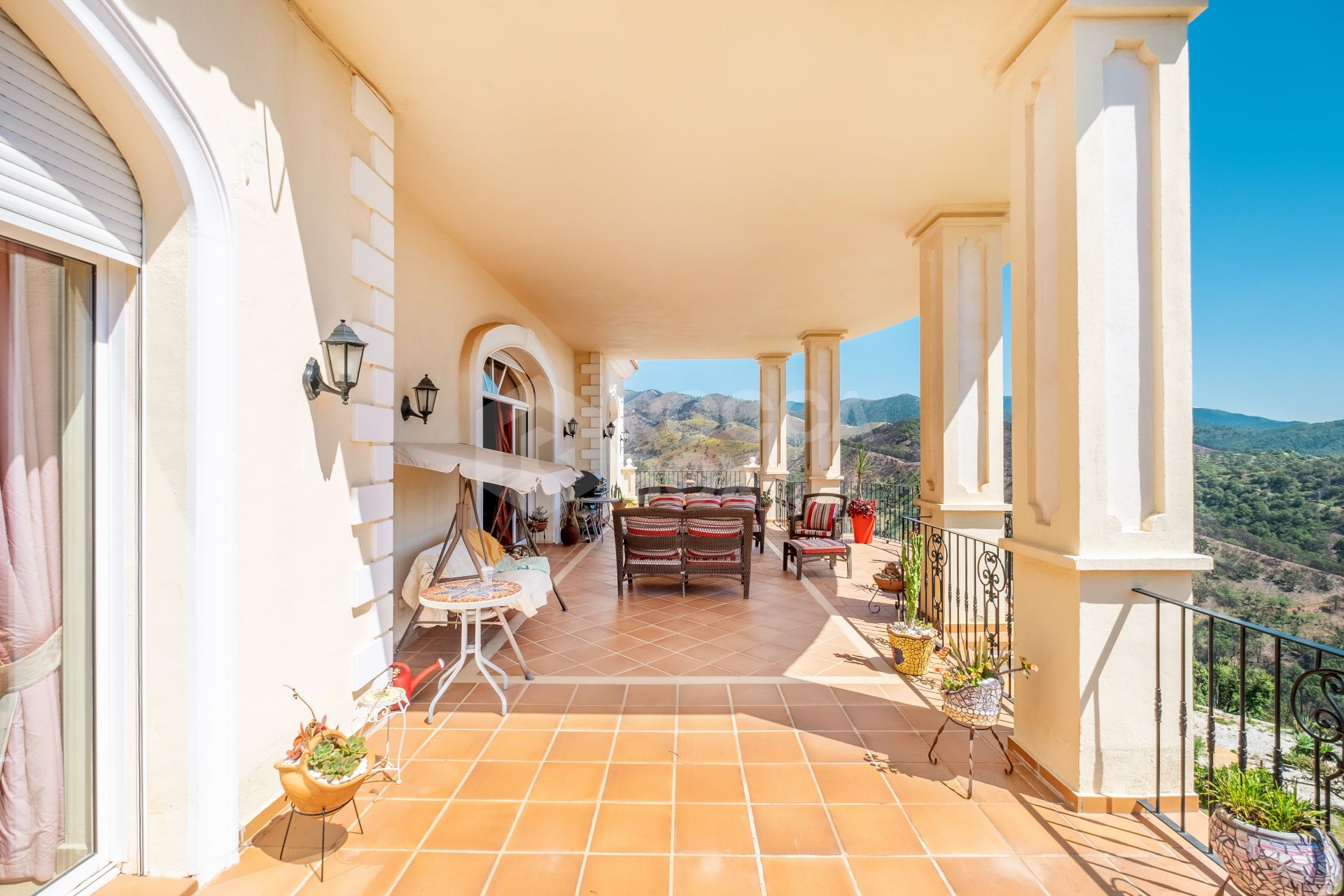 Fantastic villa set on a 60.000m2 plot in Estepona with mountain and sea views