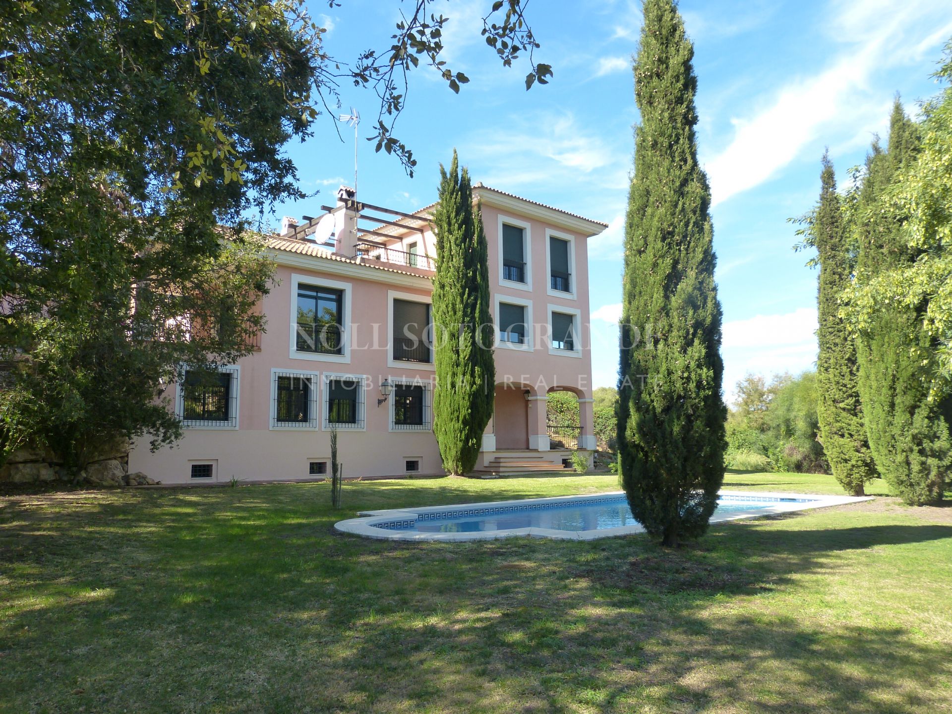 Unfurnished villa for rent in Sotogrande Alto