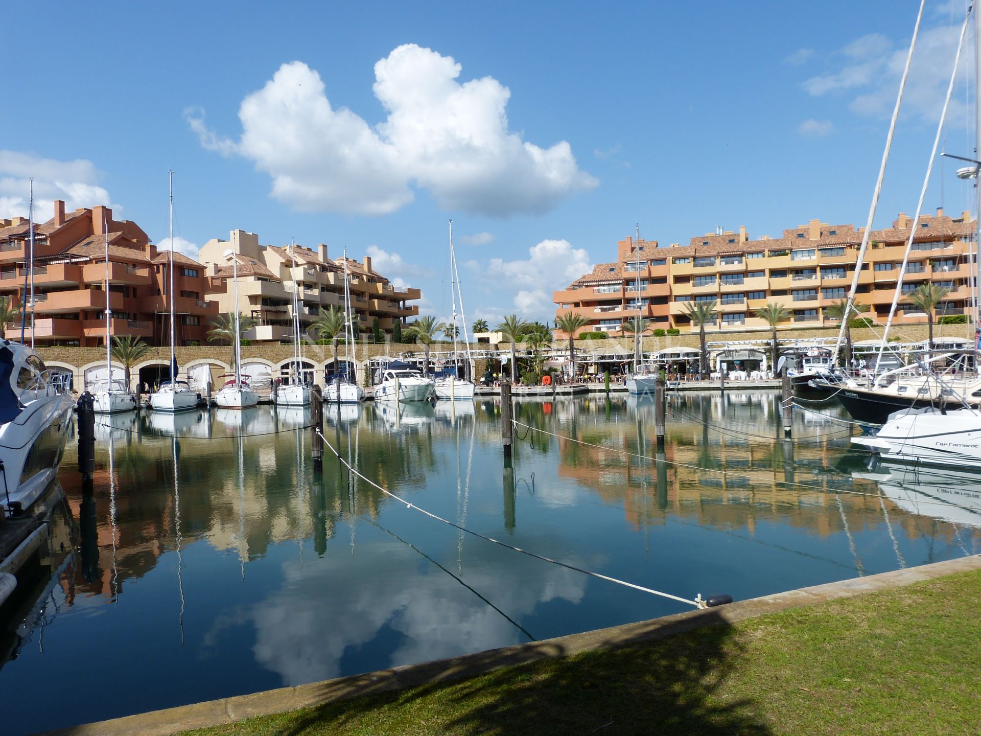 Ground floor Apartment in the Sotogrande Marina with garden and pool