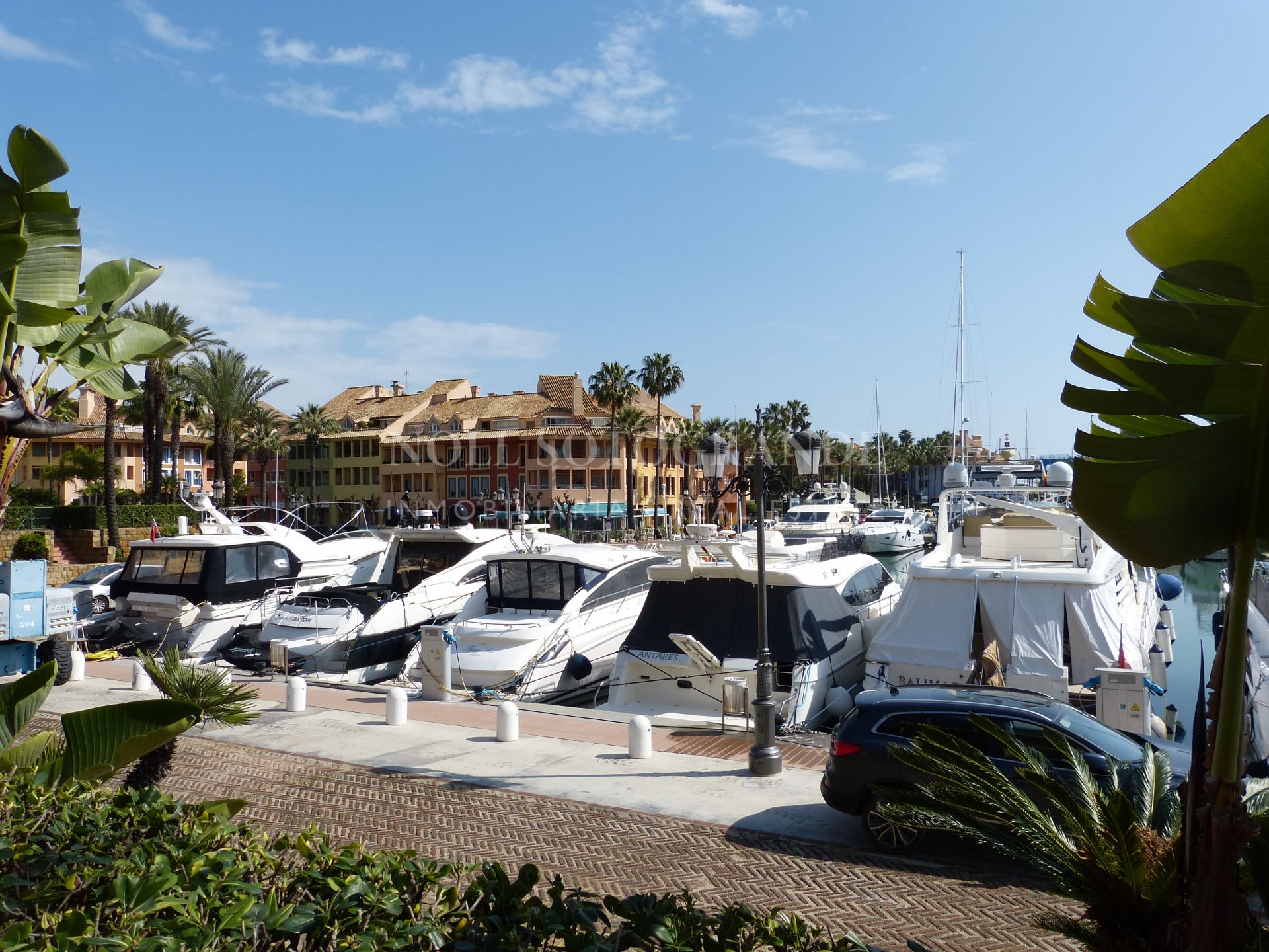 Ground floor Apartment in the Sotogrande Marina with garden and pool