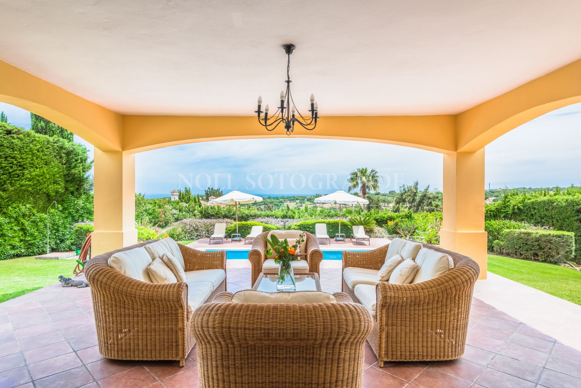 Maravillosa villa familiar de vacaciones en venta en Sotogrande Alto con vistas al mar del sur sobre el Club de Golf San Roque