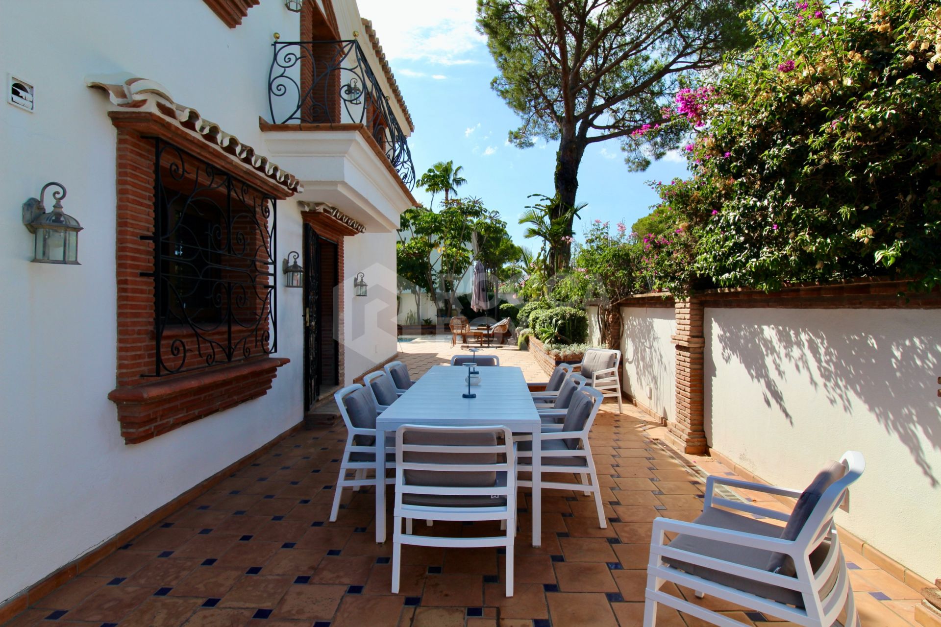 Beachside Mediterranean Villa for Sale in El Presidente, Marbella – Investment Opportunity