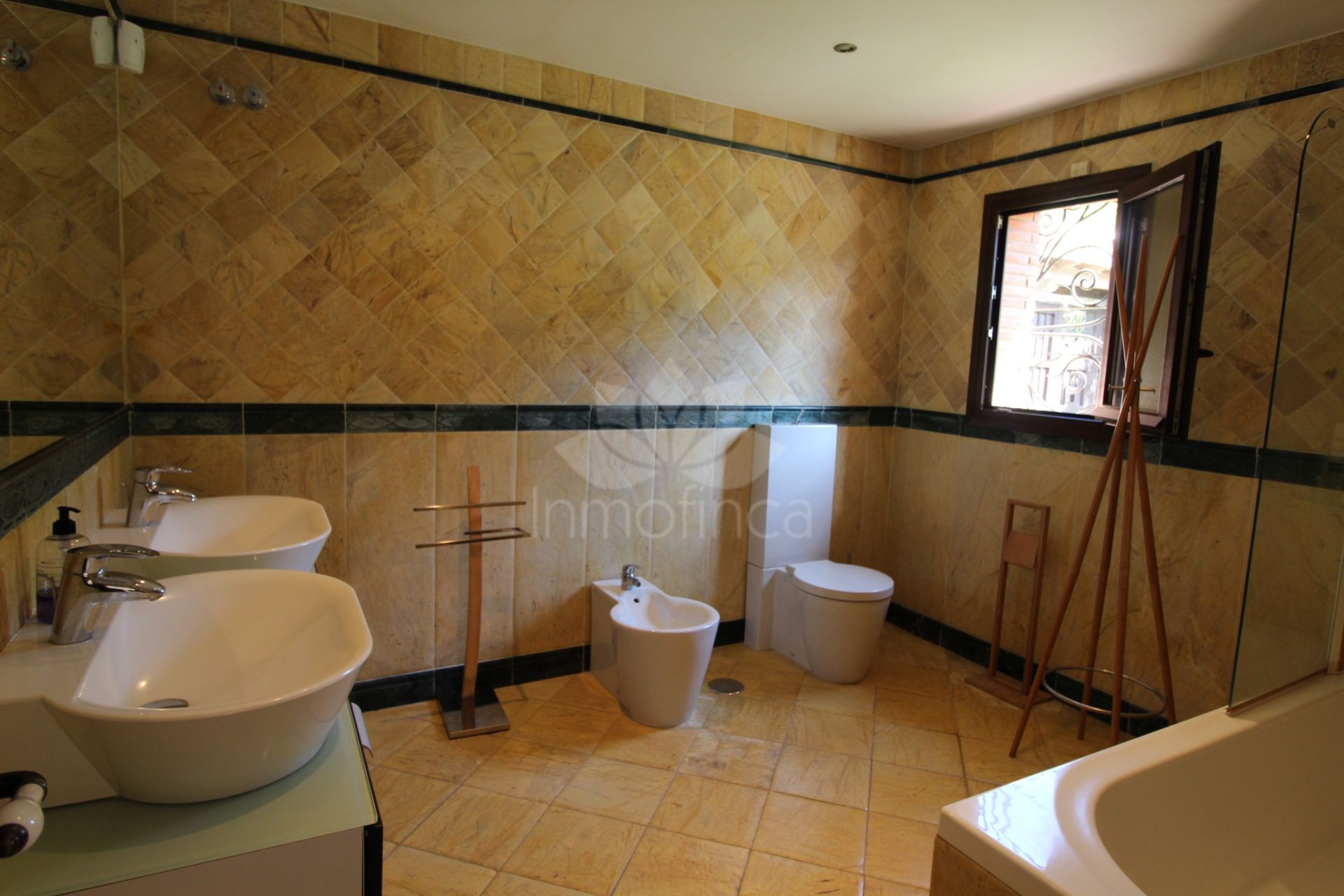 Villa in El Presidente, Estepona