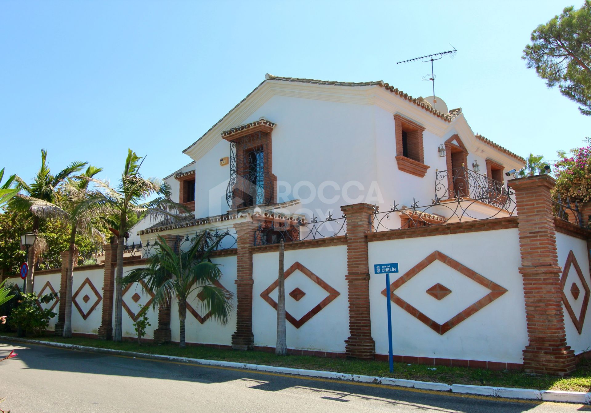 Beachside Mediterranean Villa for Sale in El Presidente, Marbella – Investment Opportunity