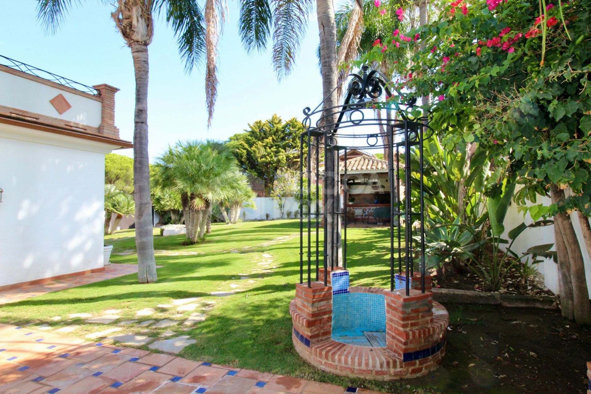 Beachside Mediterranean Villa for Sale in El Presidente, Marbella – Investment Opportunity