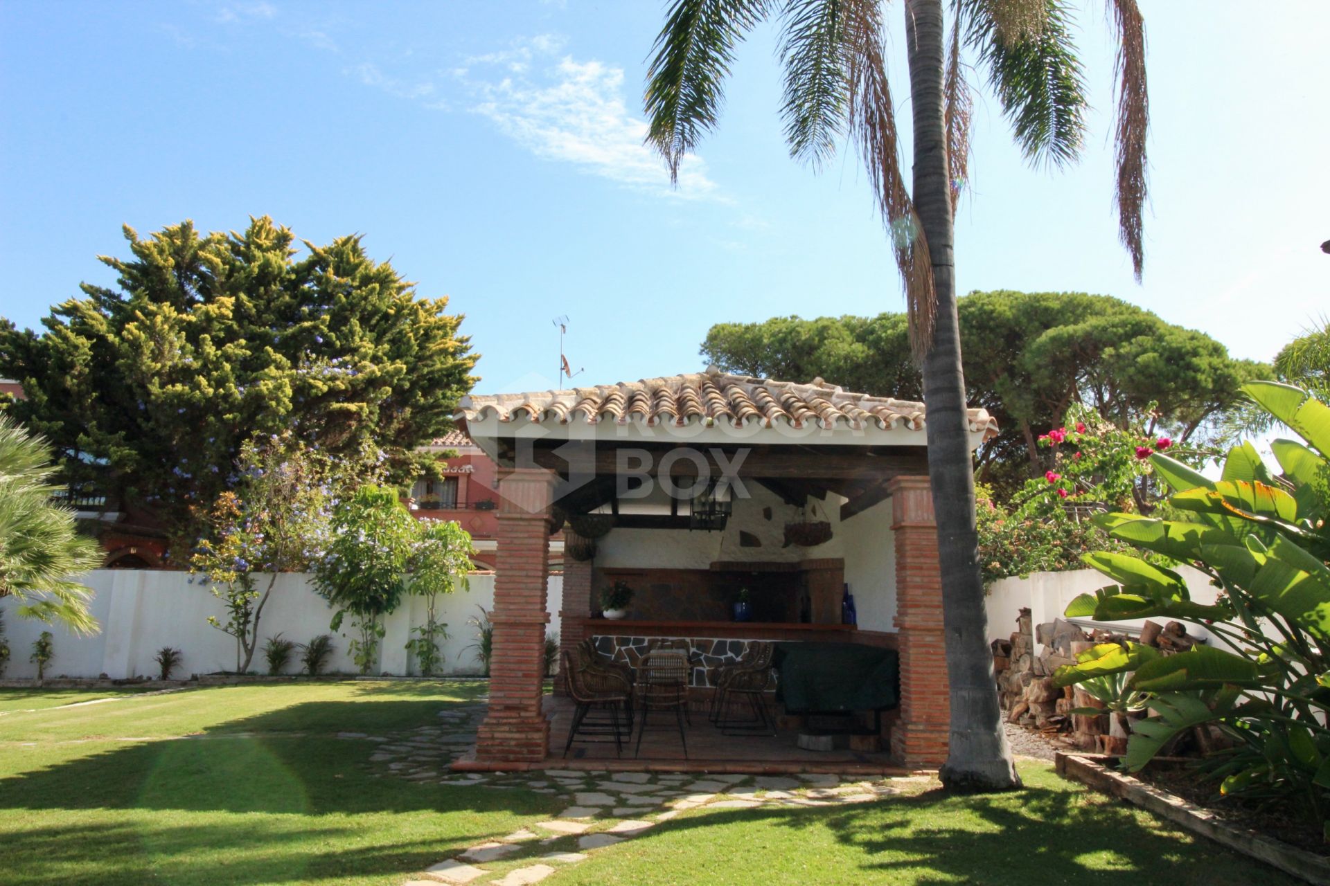 Beachside Mediterranean Villa for Sale in El Presidente, Marbella – Investment Opportunity