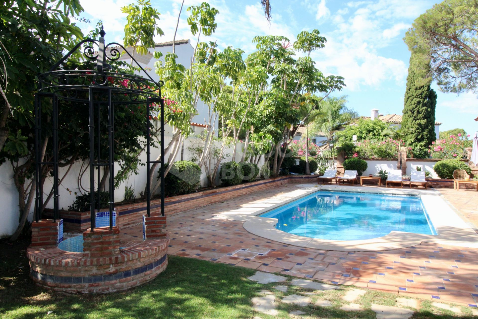 Beachside Mediterranean Villa for Sale in El Presidente, Marbella – Investment Opportunity