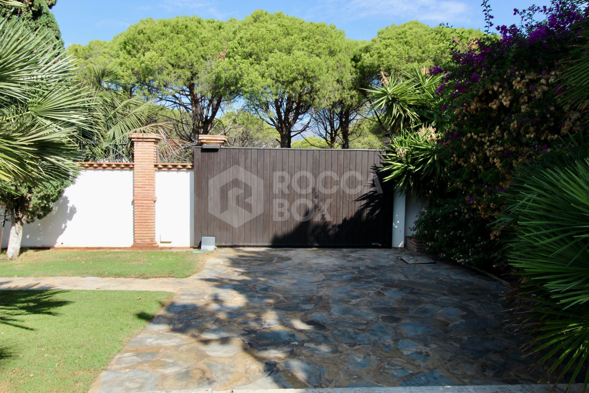 Beachside Mediterranean Villa for Sale in El Presidente, Marbella – Investment Opportunity