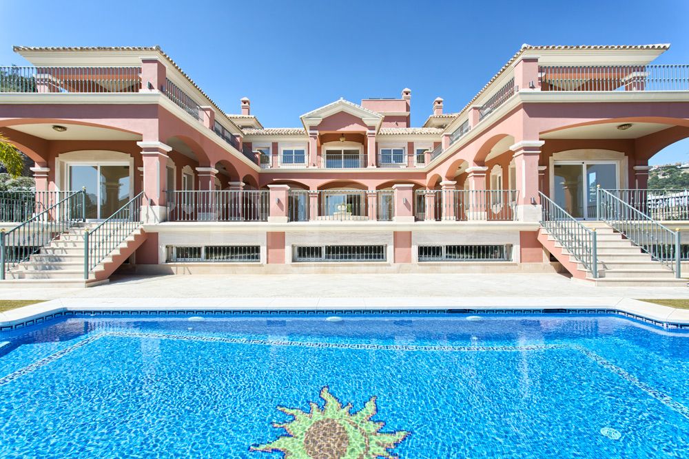 A MAJESTIC MANSION IN LOS ARQUEROS ONLY FOR THOSE WITH THE LATEST LUXURY IN MIND!