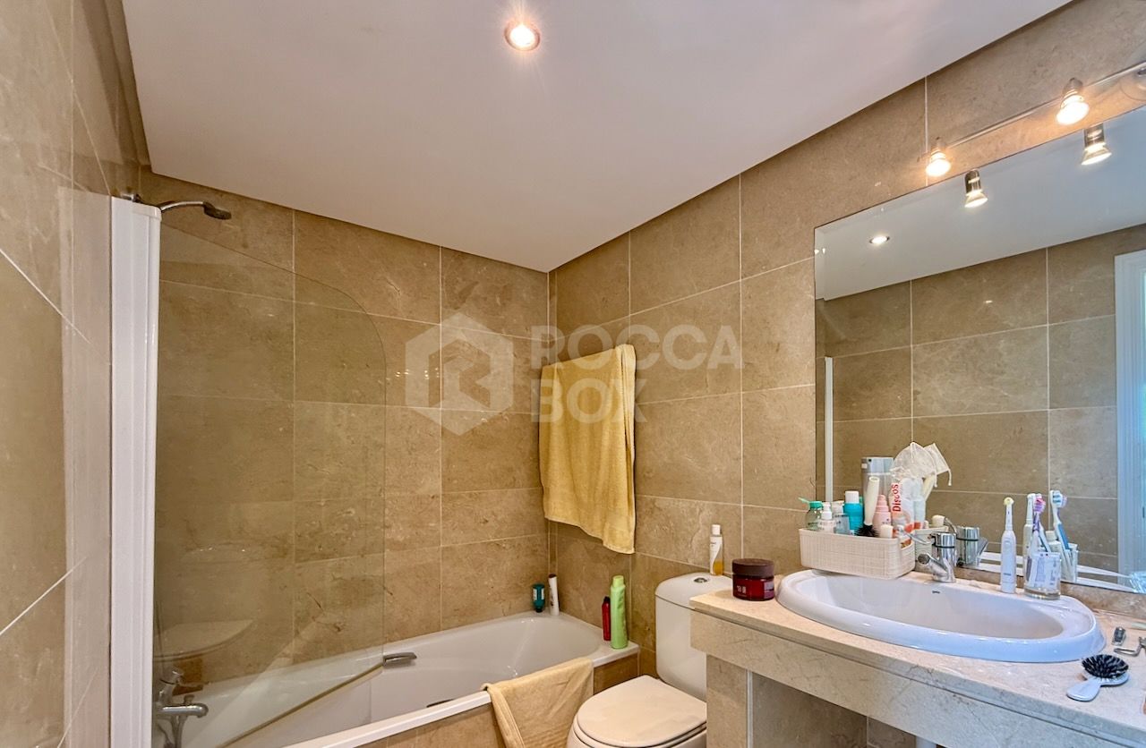 Exceptional penthouse with panoramic views in Duquesa Port, Manilva