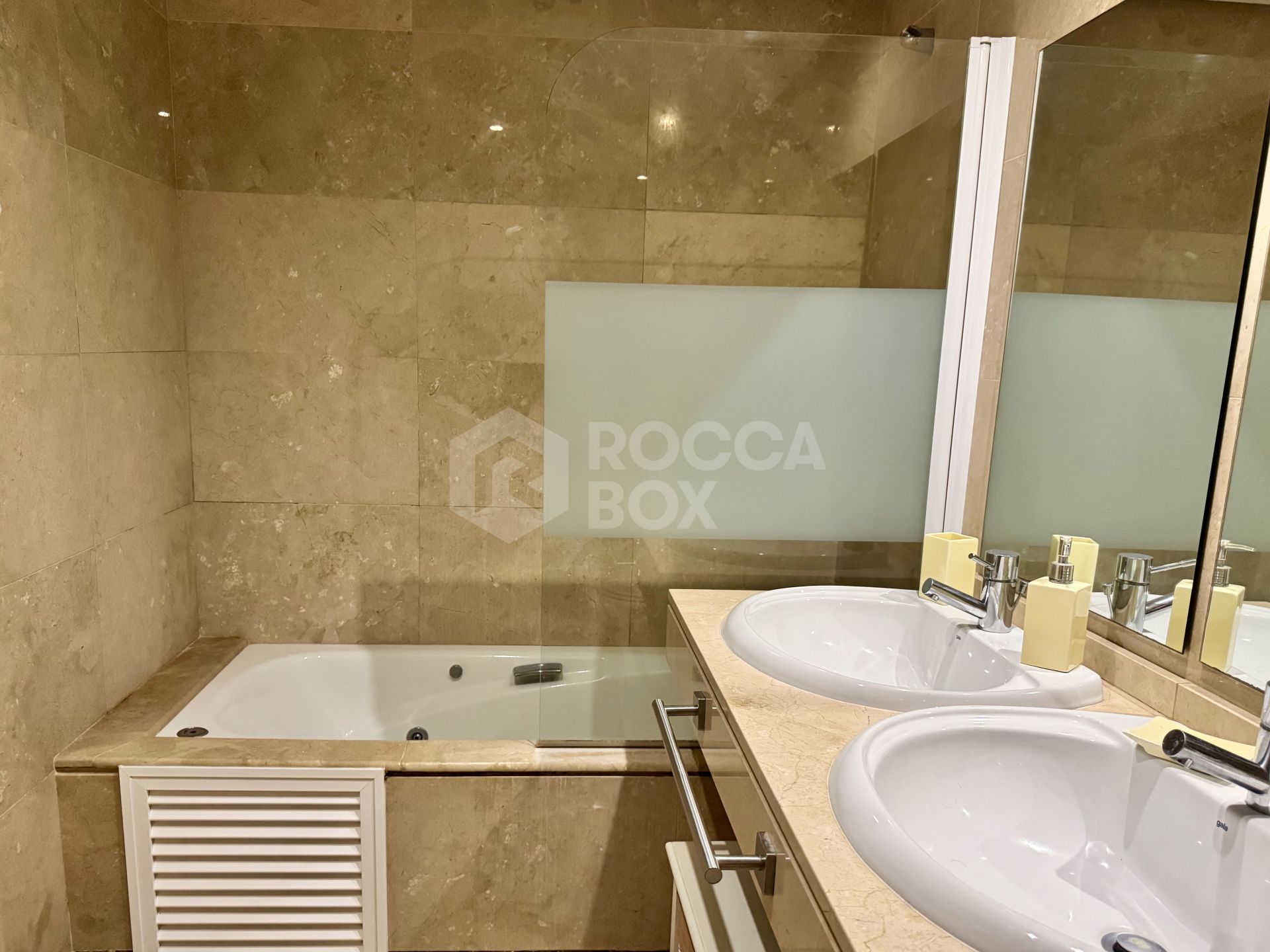 Elevated ground-floor apartment with terrace and open outlook, Manilva