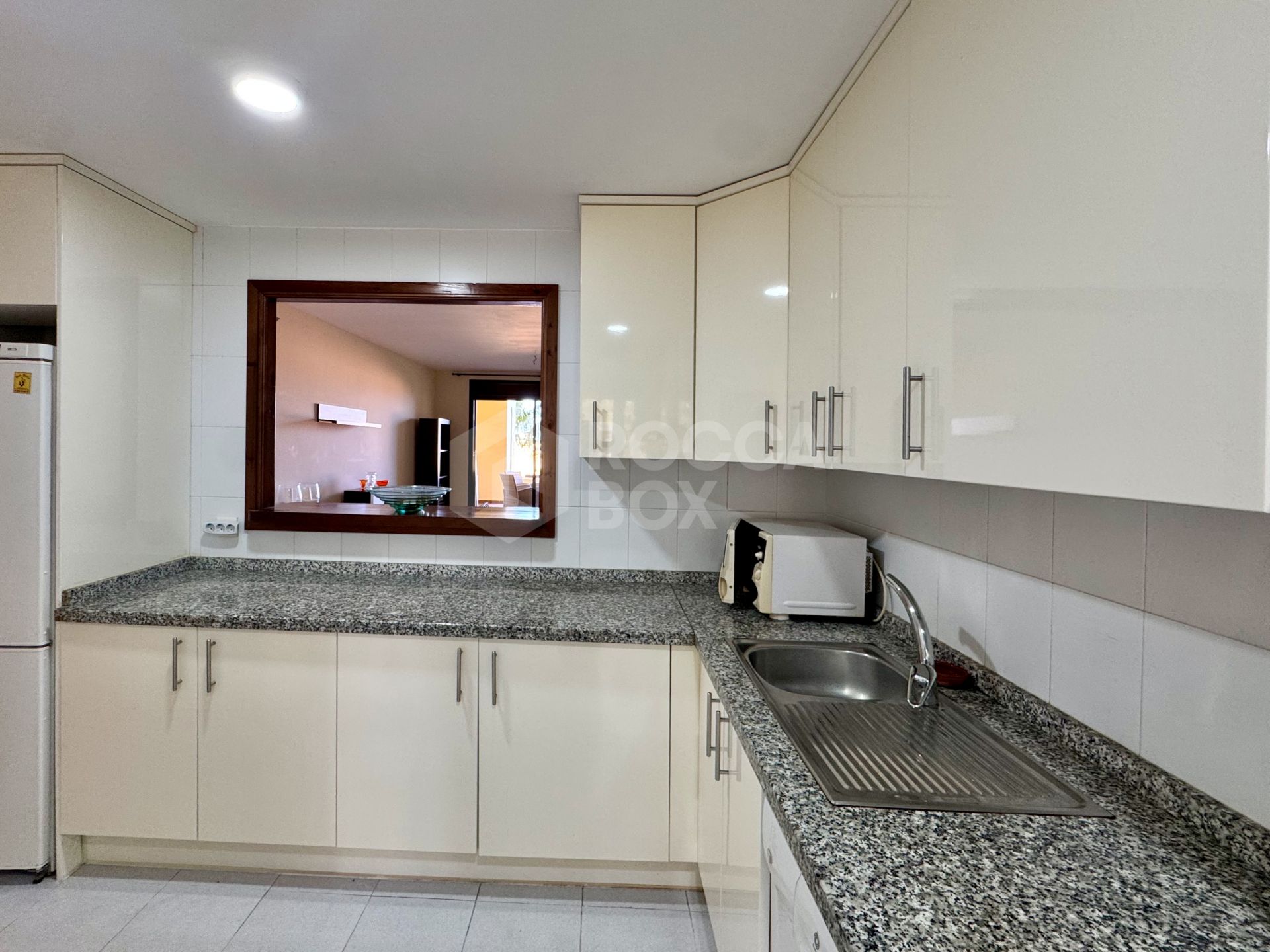 Elevated ground-floor apartment with terrace and open outlook, Manilva