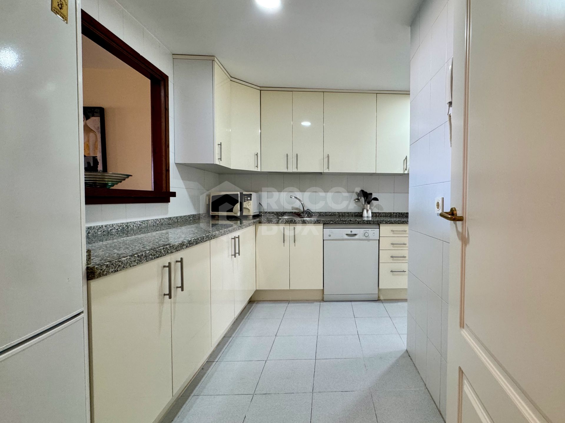 Elevated ground-floor apartment with terrace and open outlook, Manilva